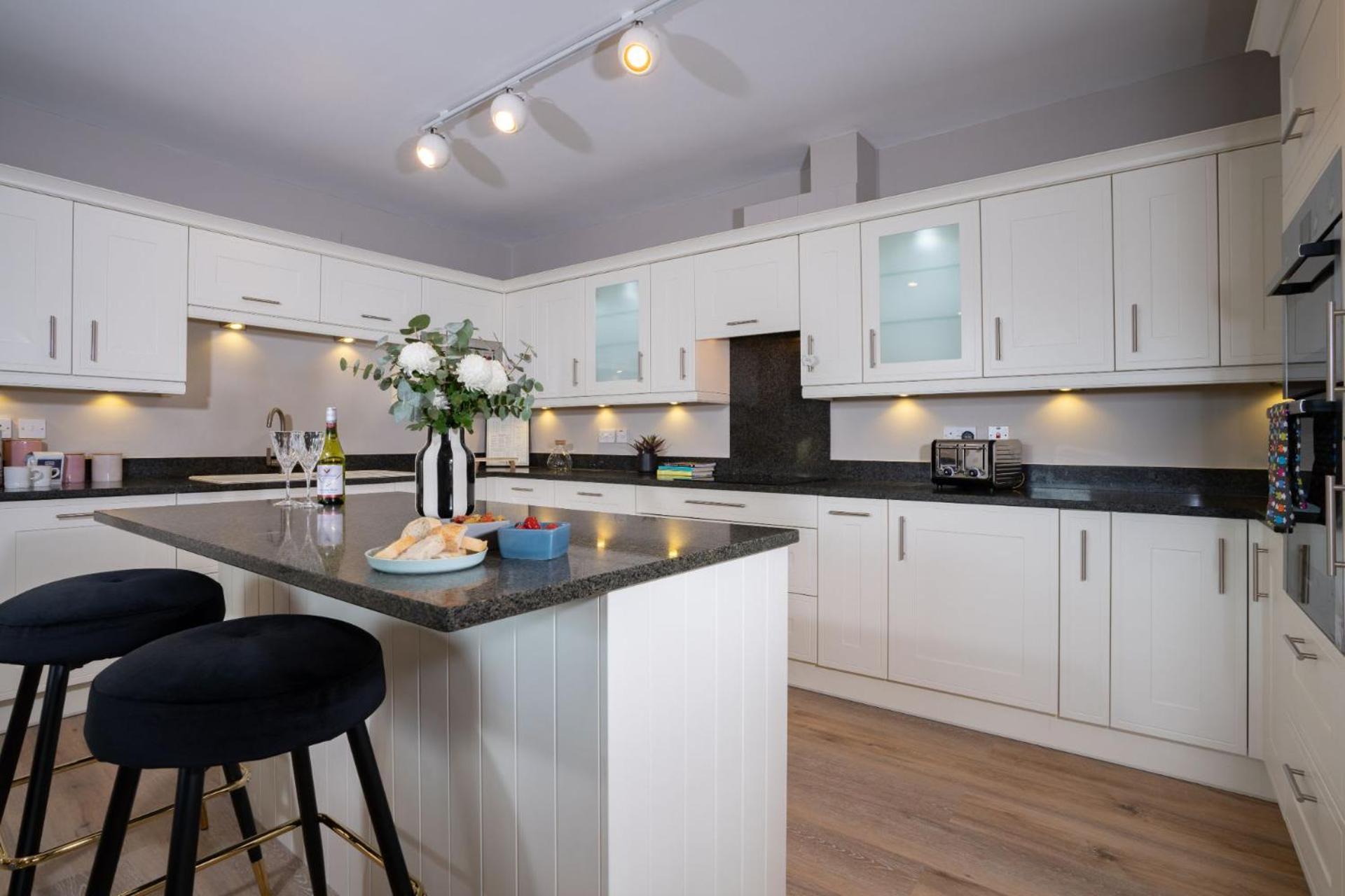 Brand New - Contemporary - 2 Bedroom - 2 Bathroom - Spacious Apartment - Lake Views view 3