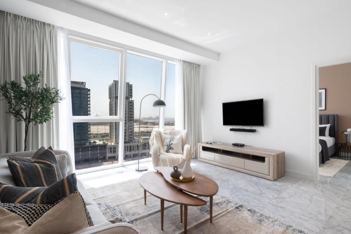 Silkhaus gorgeous 1BDR home with Canal views, pool & gym access
