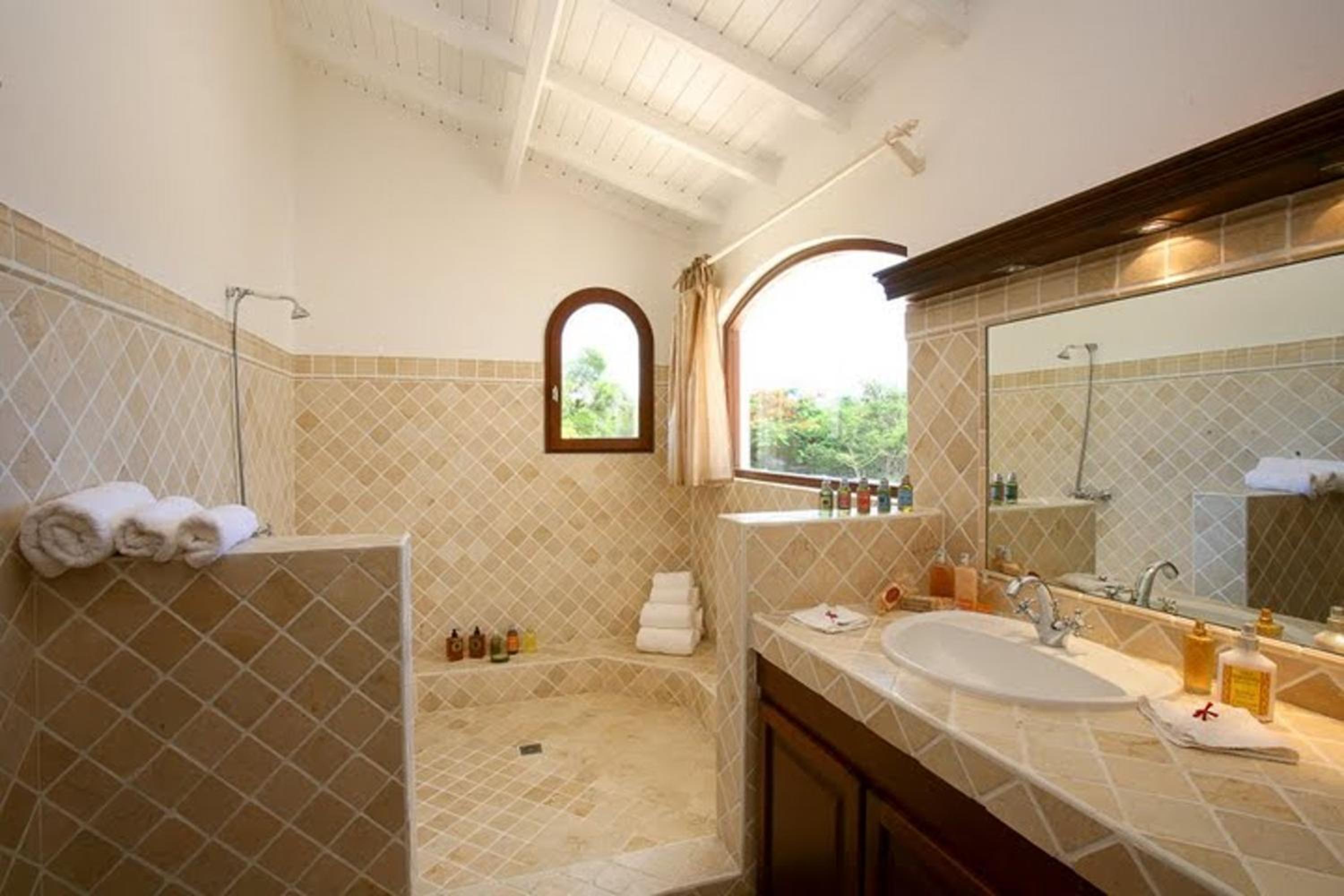 Spacious villa with sea view in Saint Martin + private pool. view 5