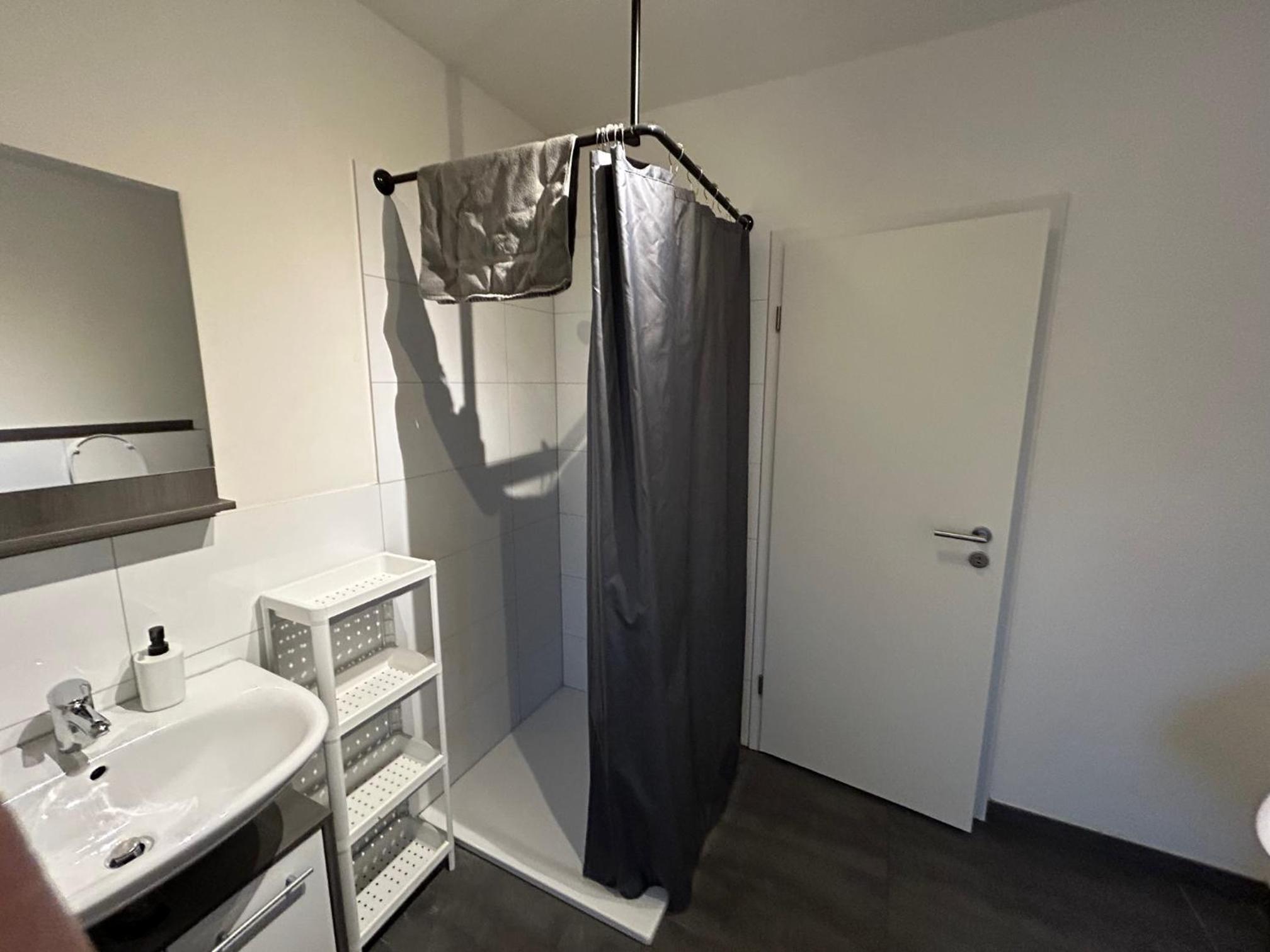 3 Mehrbettzimmer, Küche, Bad für Arbeiter und Monteure in Gau-Weinheim