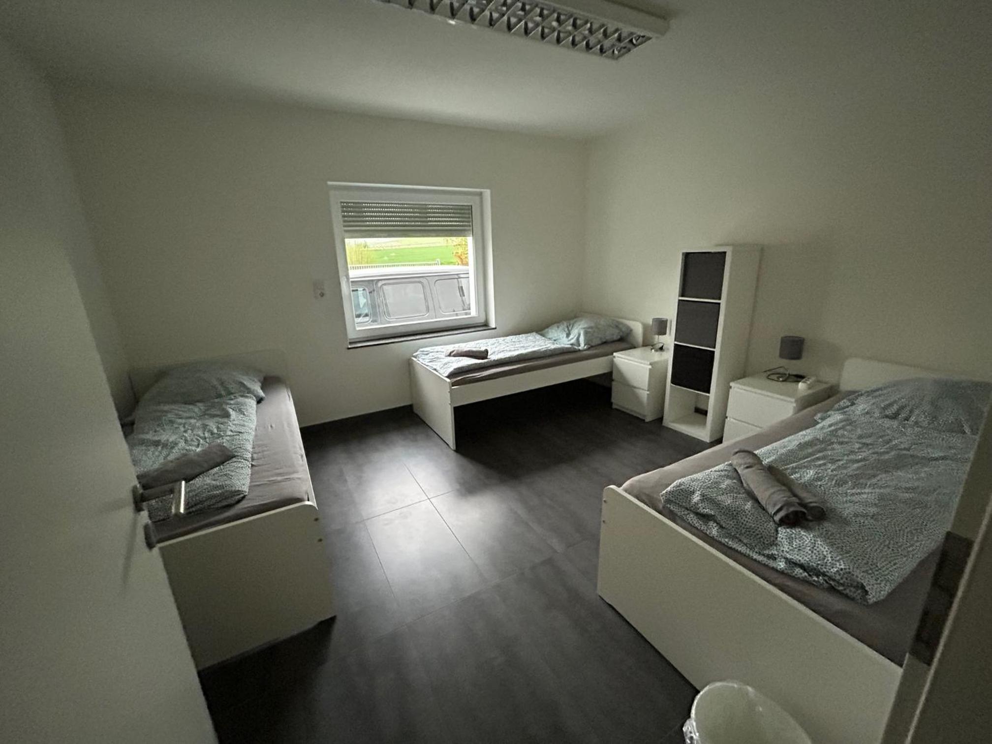 3 Mehrbettzimmer, Küche, Bad für Arbeiter und Monteure in Gau-Weinheim