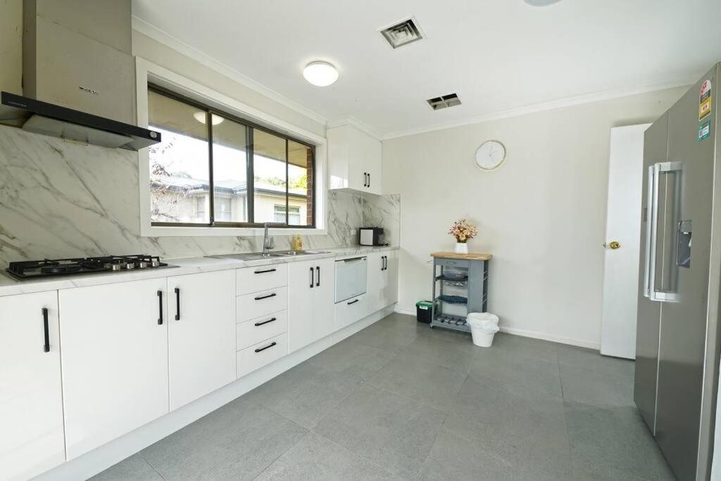 Maroondah 3BR Brick Entire Home Free Wi-Fi Parking
