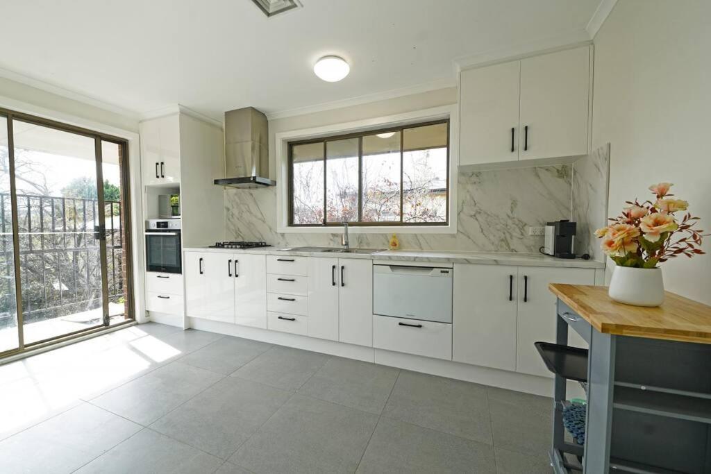 Maroondah 3BR Brick Entire Home Free Wi-Fi Parking