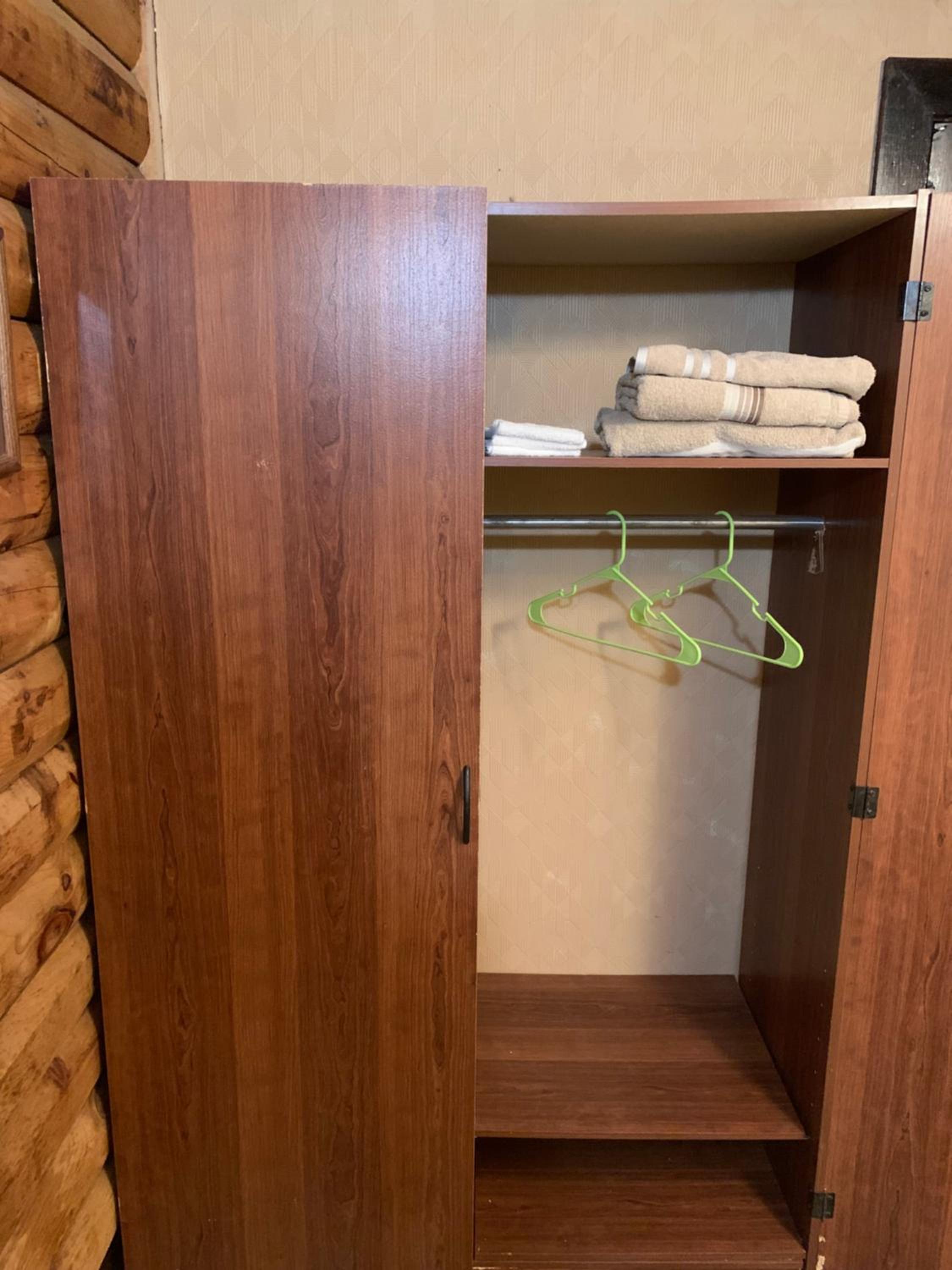 Huntington Vacations - Log Cabin in the Field - Property Image 8