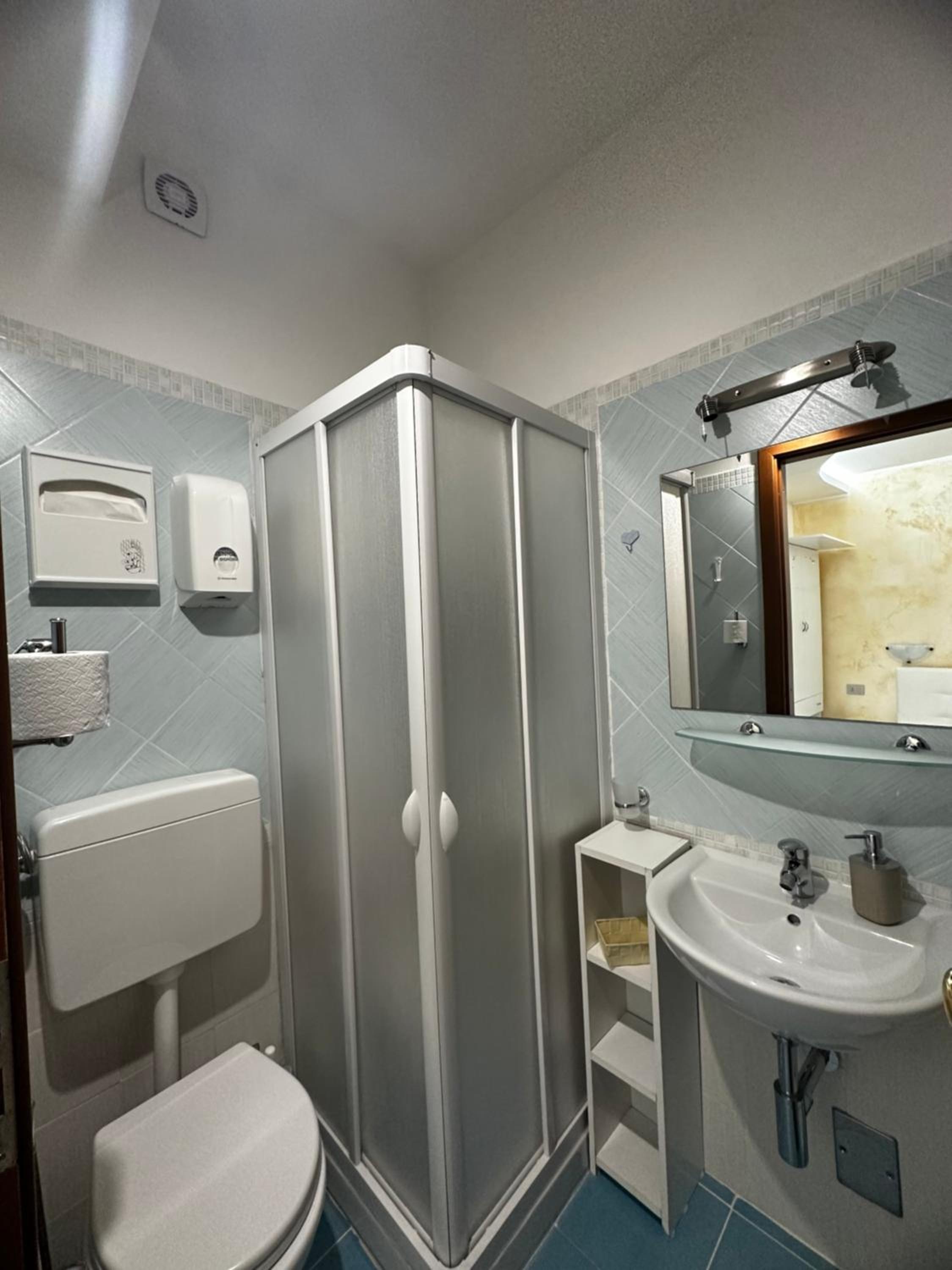 Narcisse en Tropea — bathroom