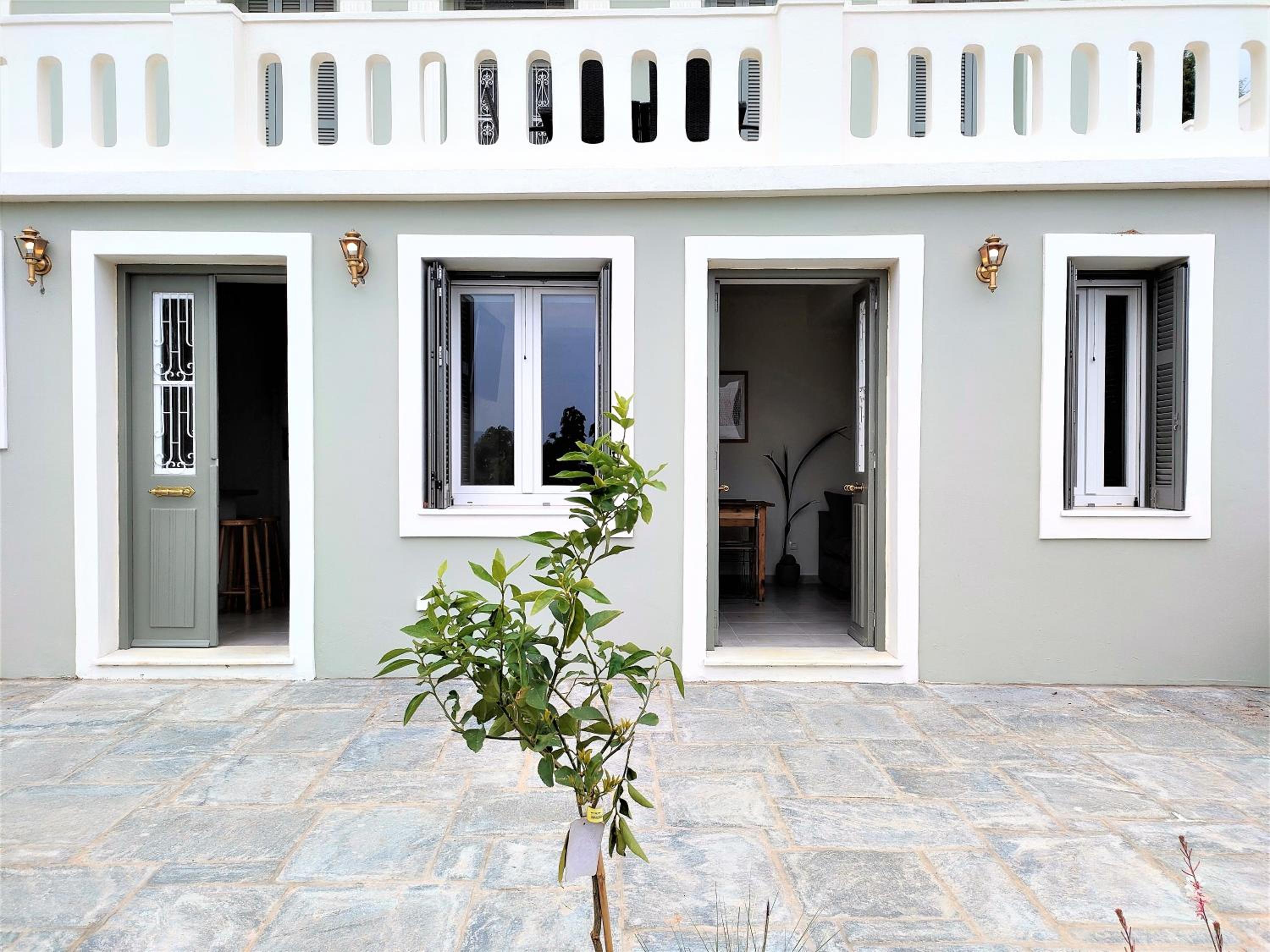 Hotel Spiti Sea View Neoclassical House in Stenies - Image 1