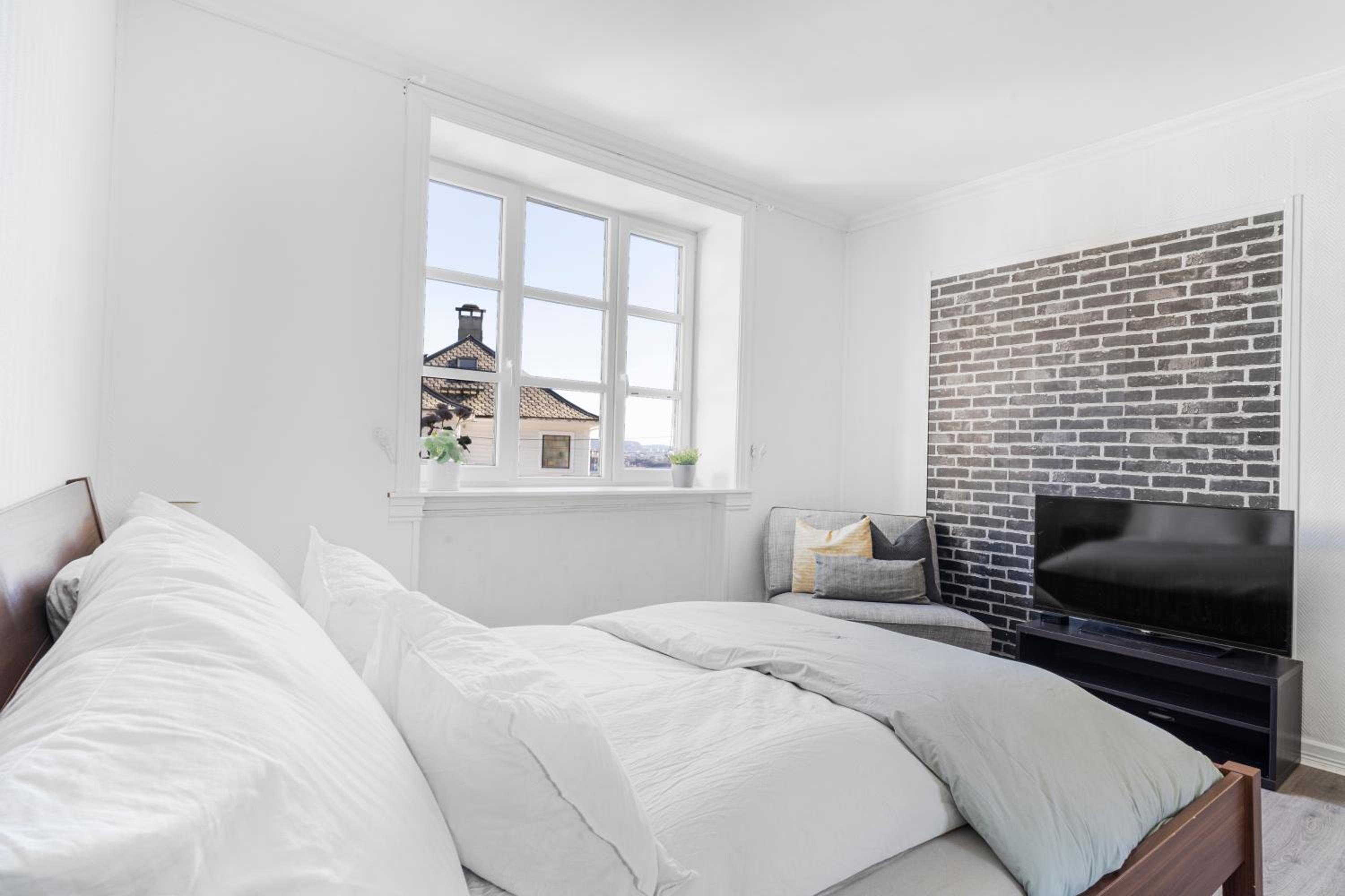 Big central apartment w/ a view and parking view 4