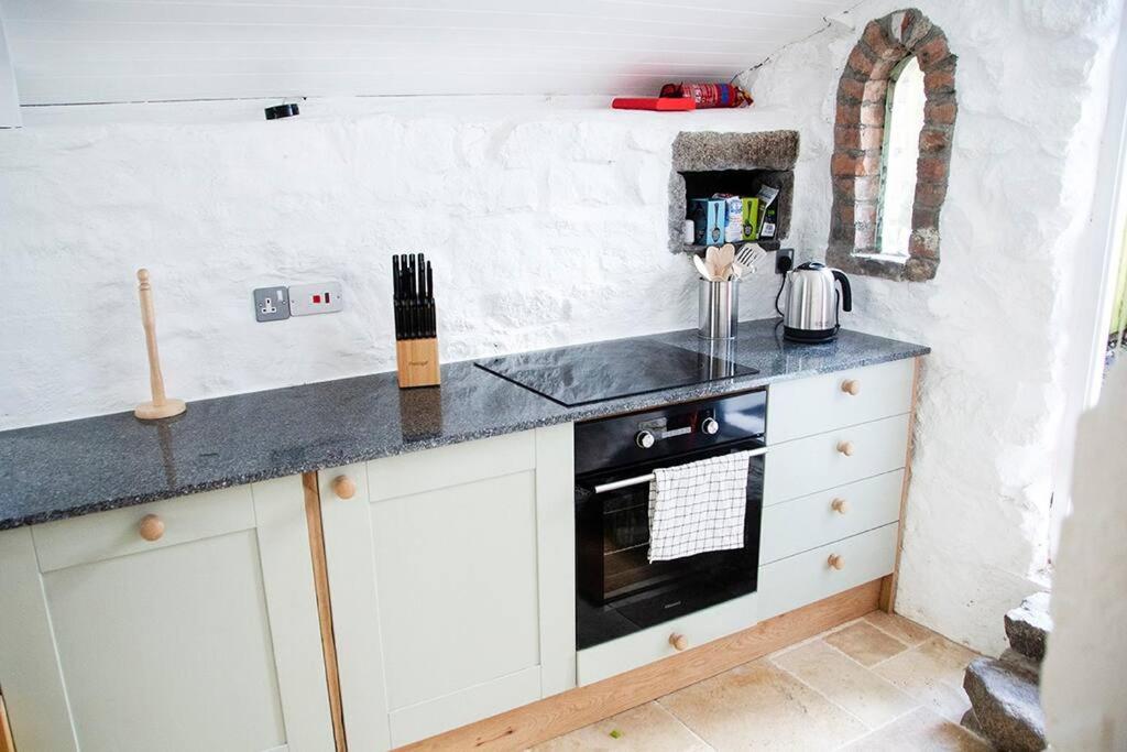 Lovely cottage with private garden view 3