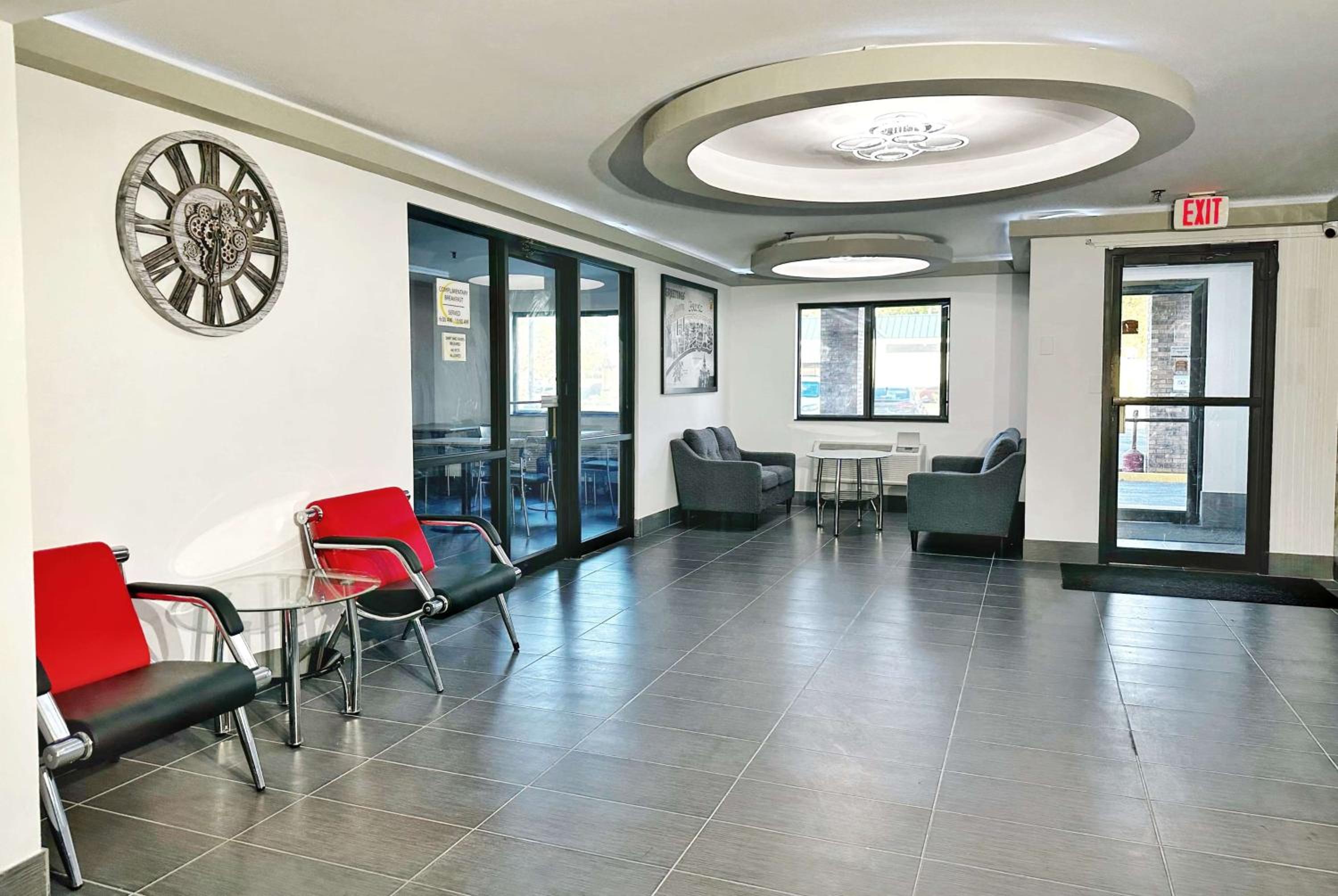 Peoria Vacations - Super 8 by Wyndham Peoria - Property Image 7