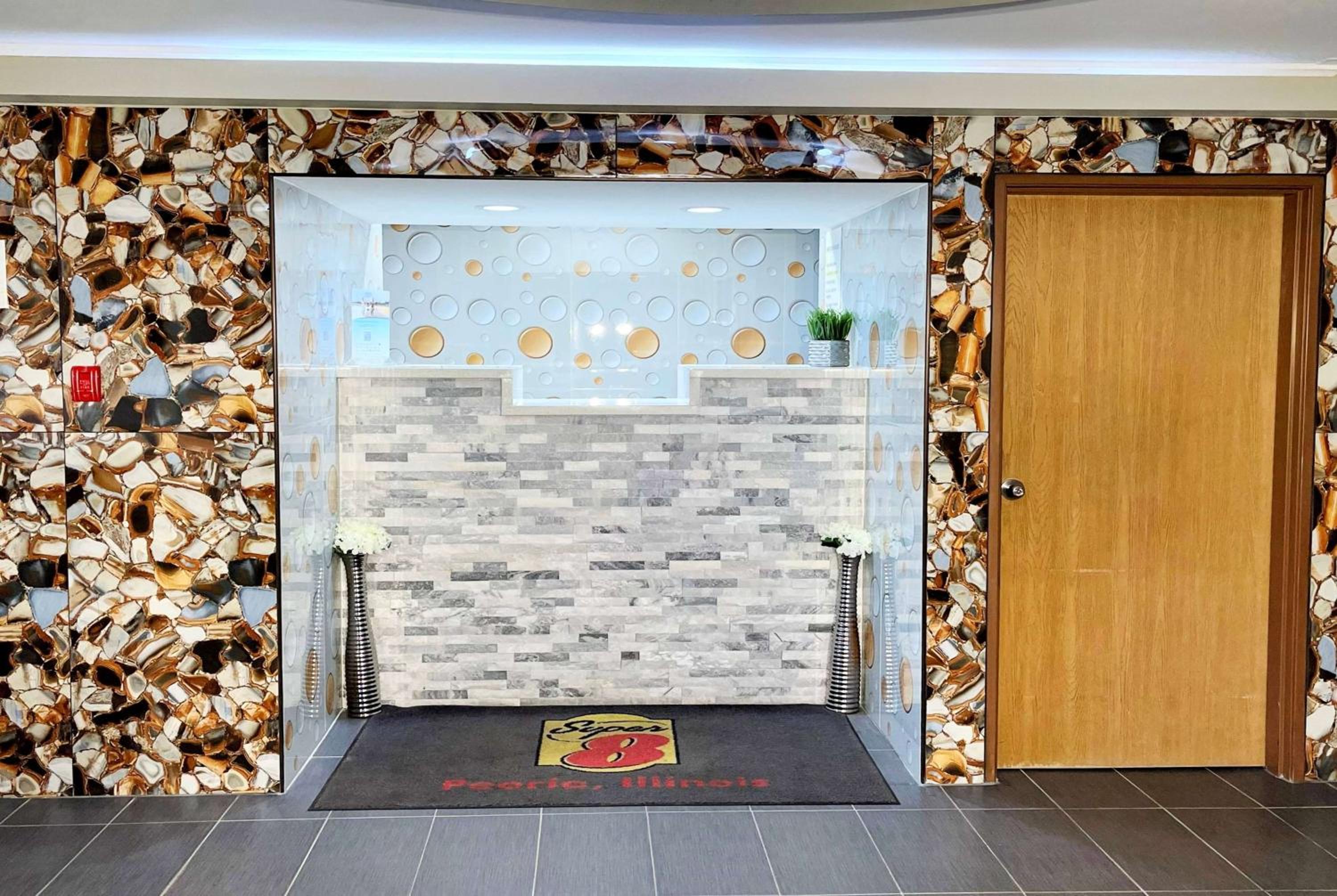 Peoria Vacations - Super 8 by Wyndham Peoria - Property Image 2