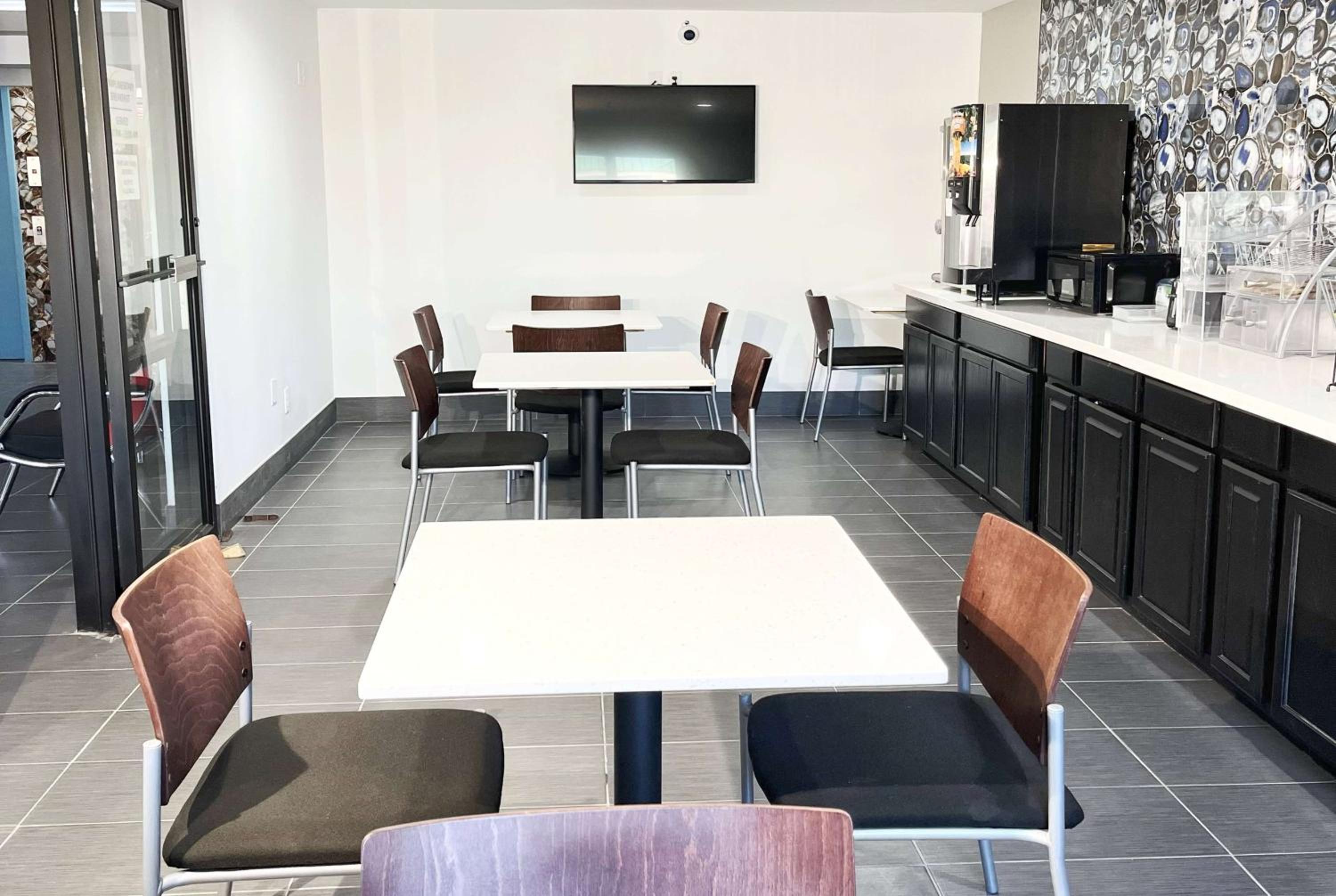 Peoria Vacations - Super 8 by Wyndham Peoria - Property Image 23