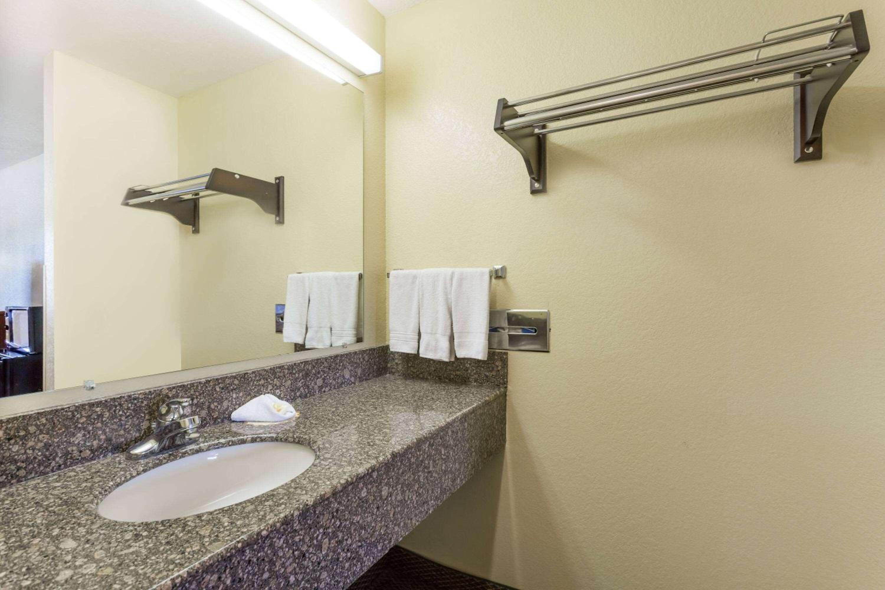 Days Inn by Wyndham Fordyce view 4