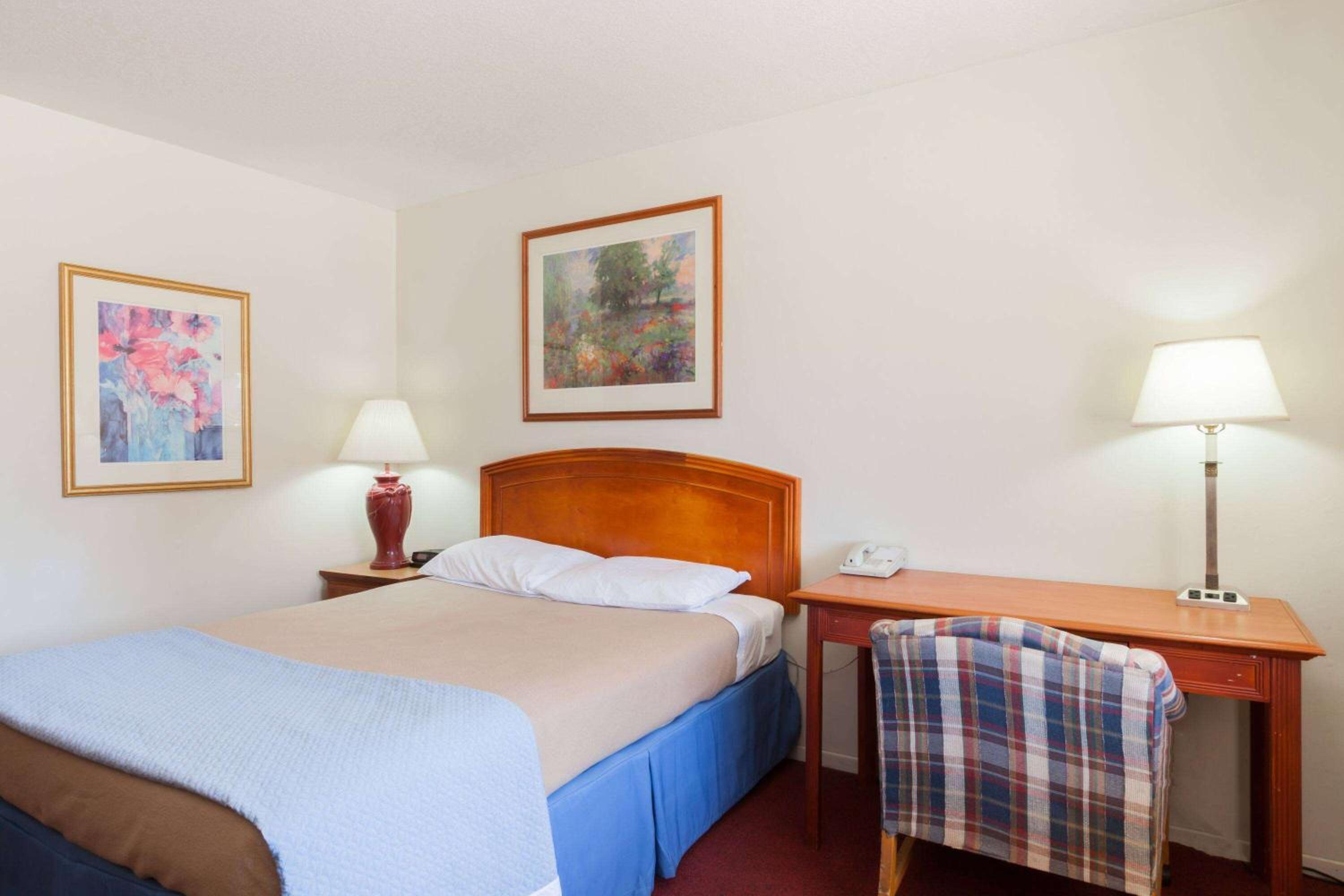 Days Inn by Wyndham Castaic Six Flags Magic Mountain - Property Image 13