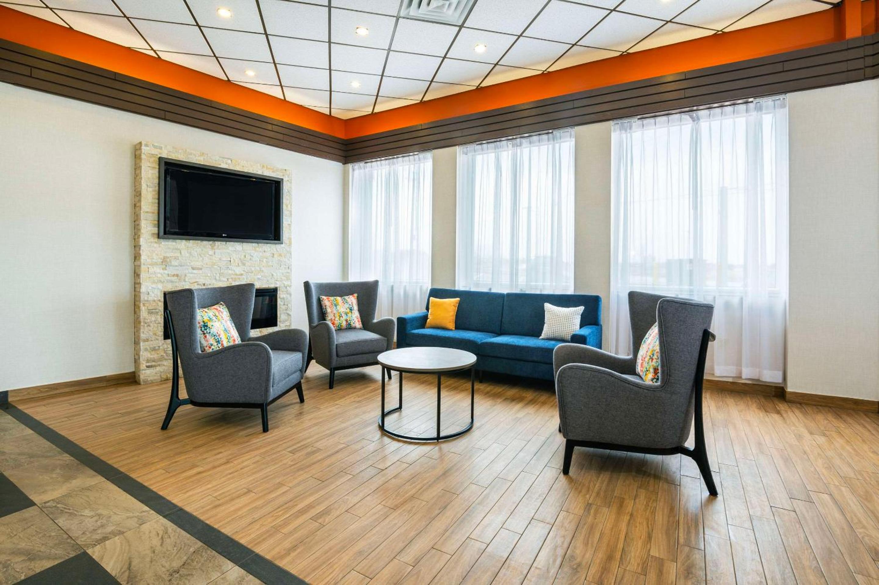 Barrie Vacations - Comfort Inn  Suites - Property Image 3