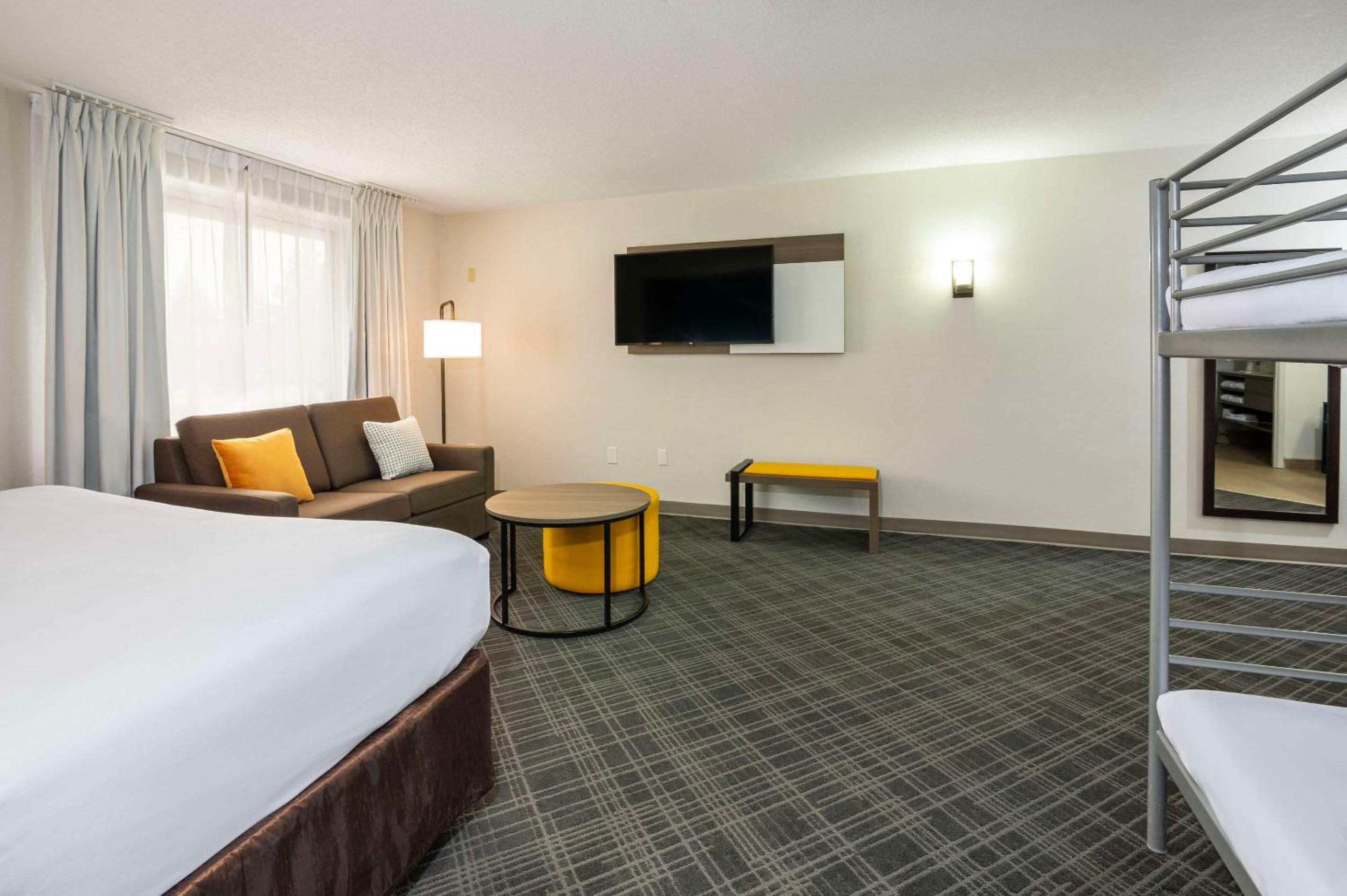 Barrie Vacations - Comfort Inn  Suites - Property Image 10