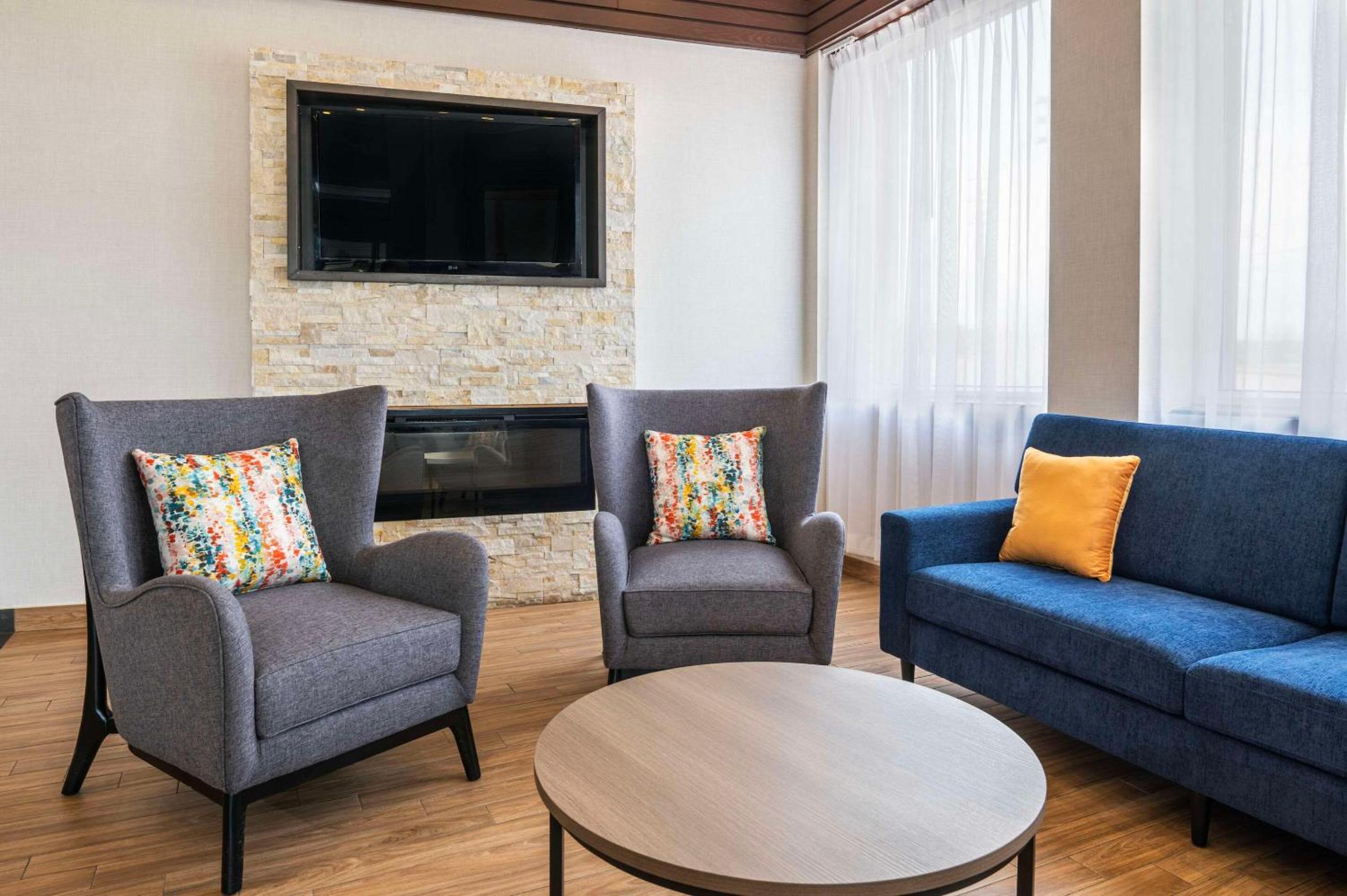 Barrie Vacations - Comfort Inn  Suites - Property Image 7