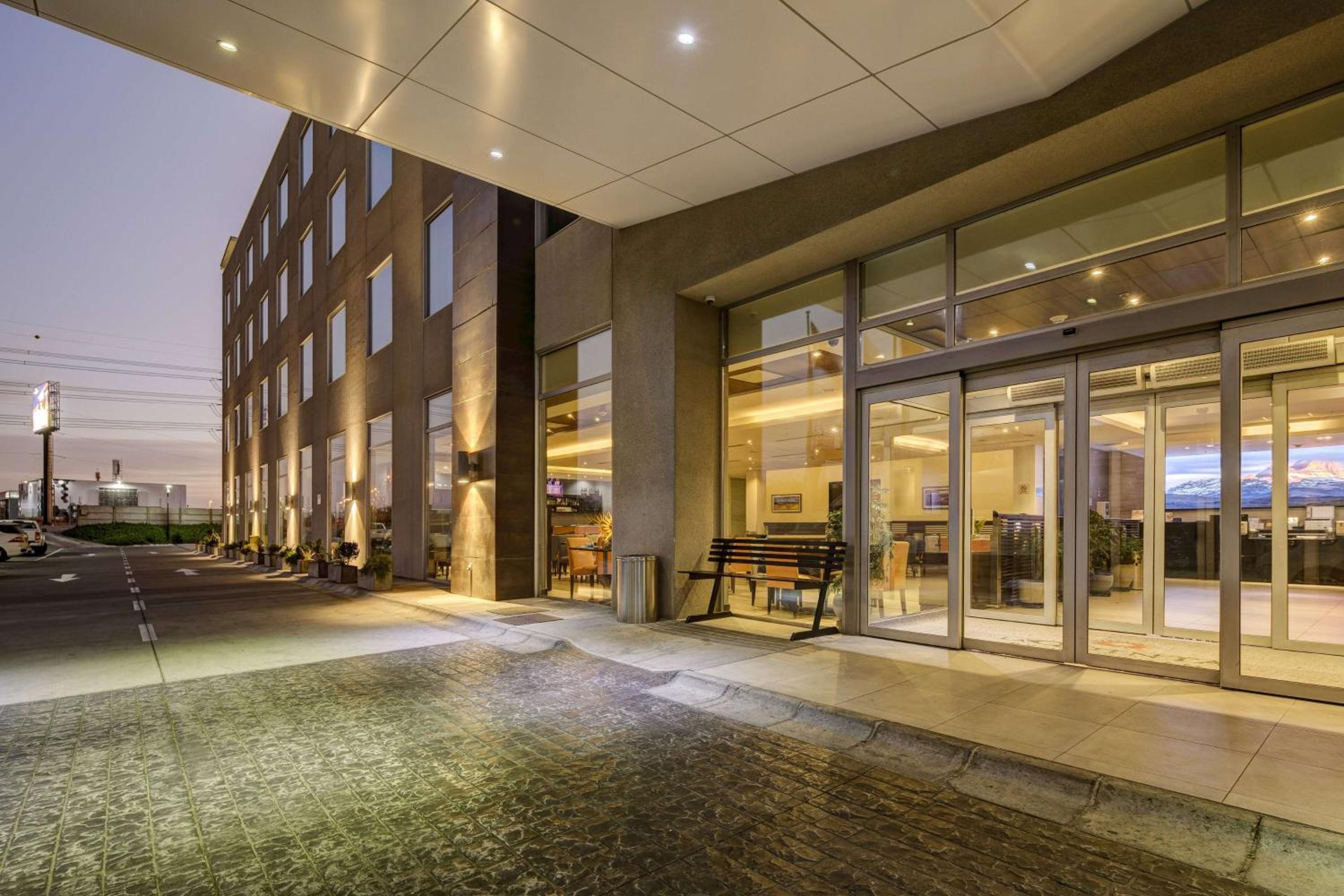 Hotel La Quinta by Wyndham Santiago Aeropuerto