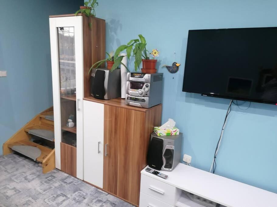 Rodinný půldomek s vybavením a bazenem