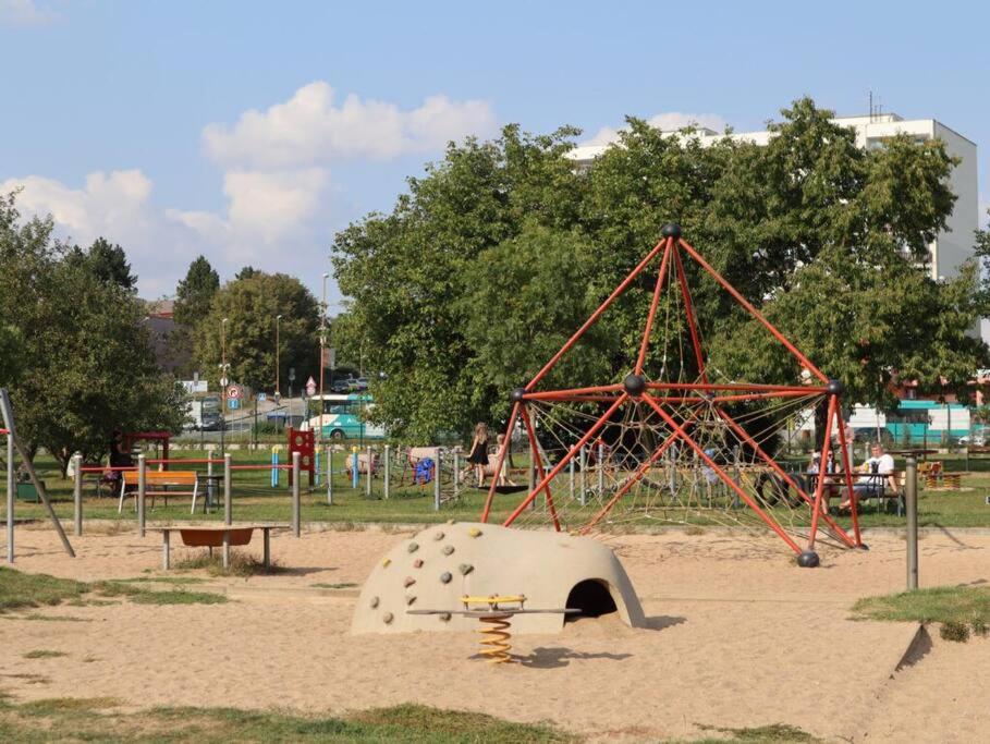 Rodinný půldomek s vybavením a bazenem
