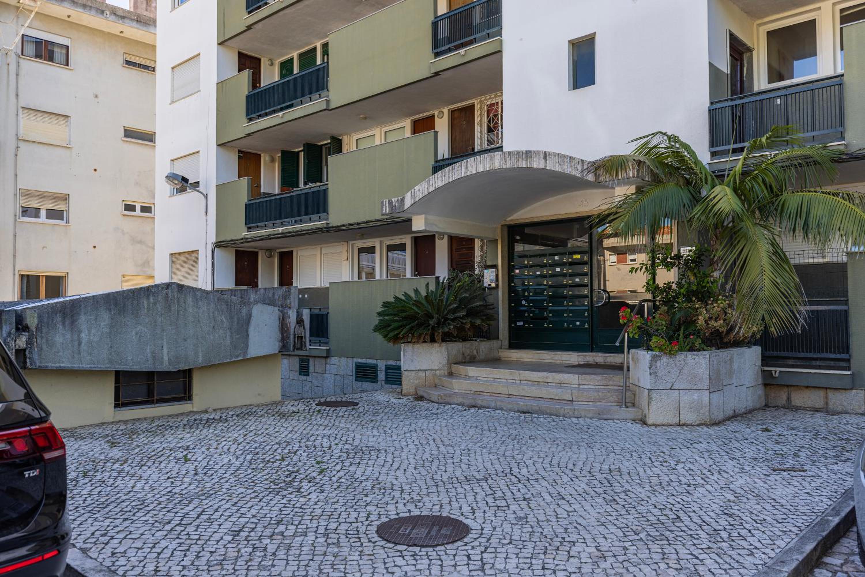 Green Oasis in Parede by LovelyStay view 2