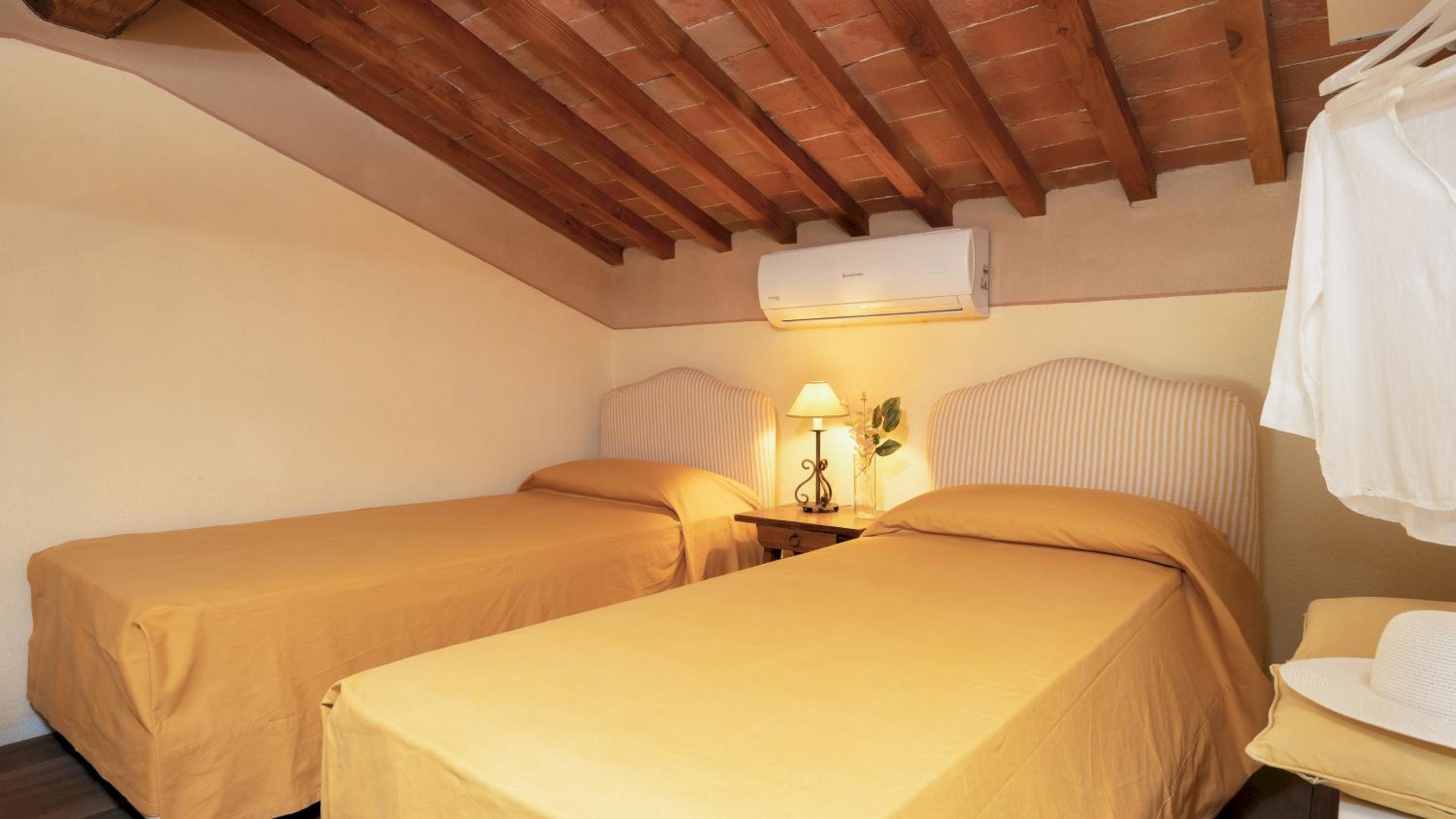 GUADO AL SOLE 26&4, Emma Villas