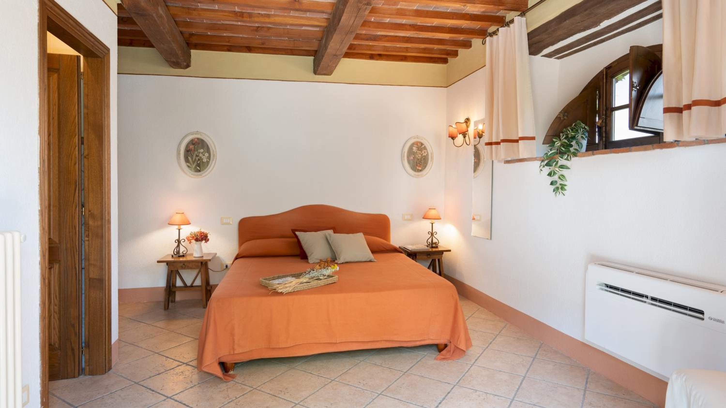 GUADO AL SOLE 26&4, Emma Villas