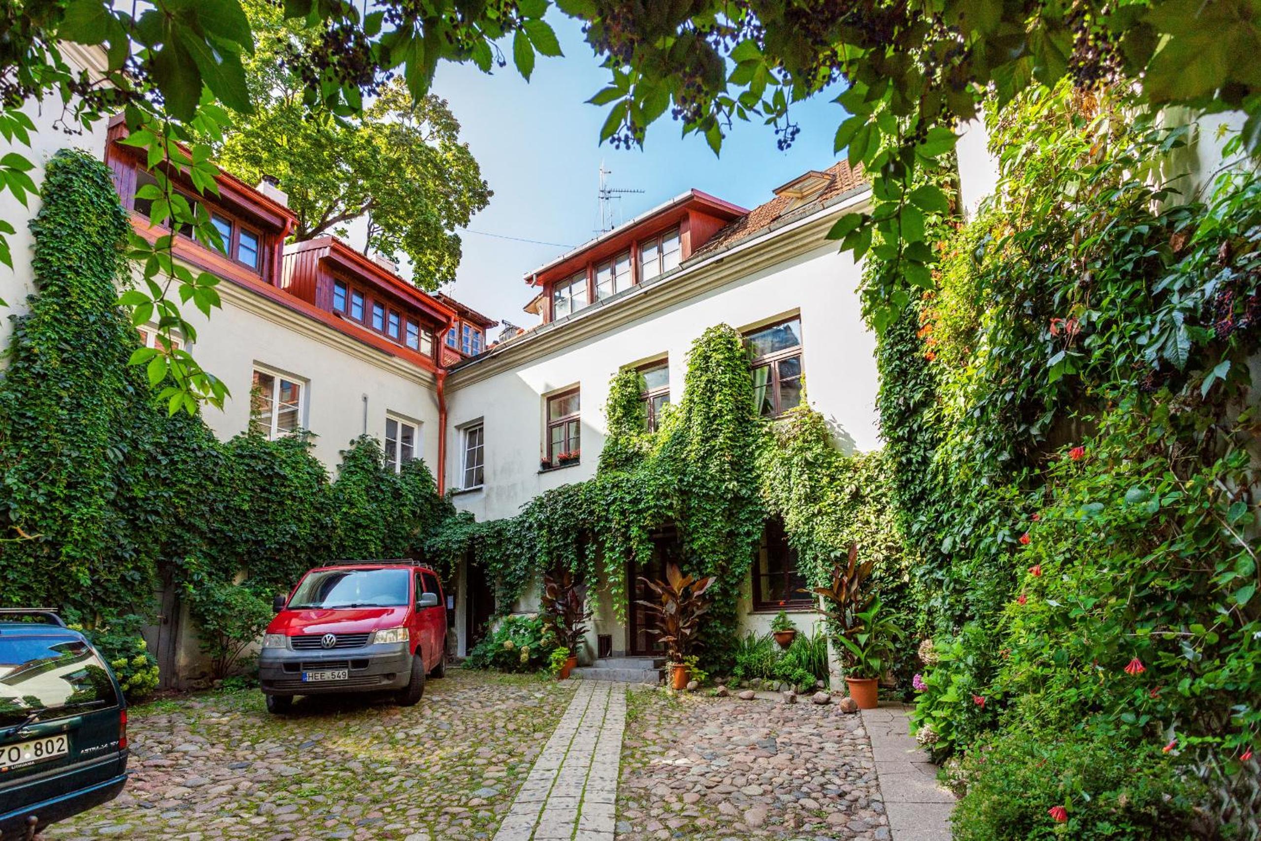Classic Old Town Apartment next to the Gates of Dawn view 3