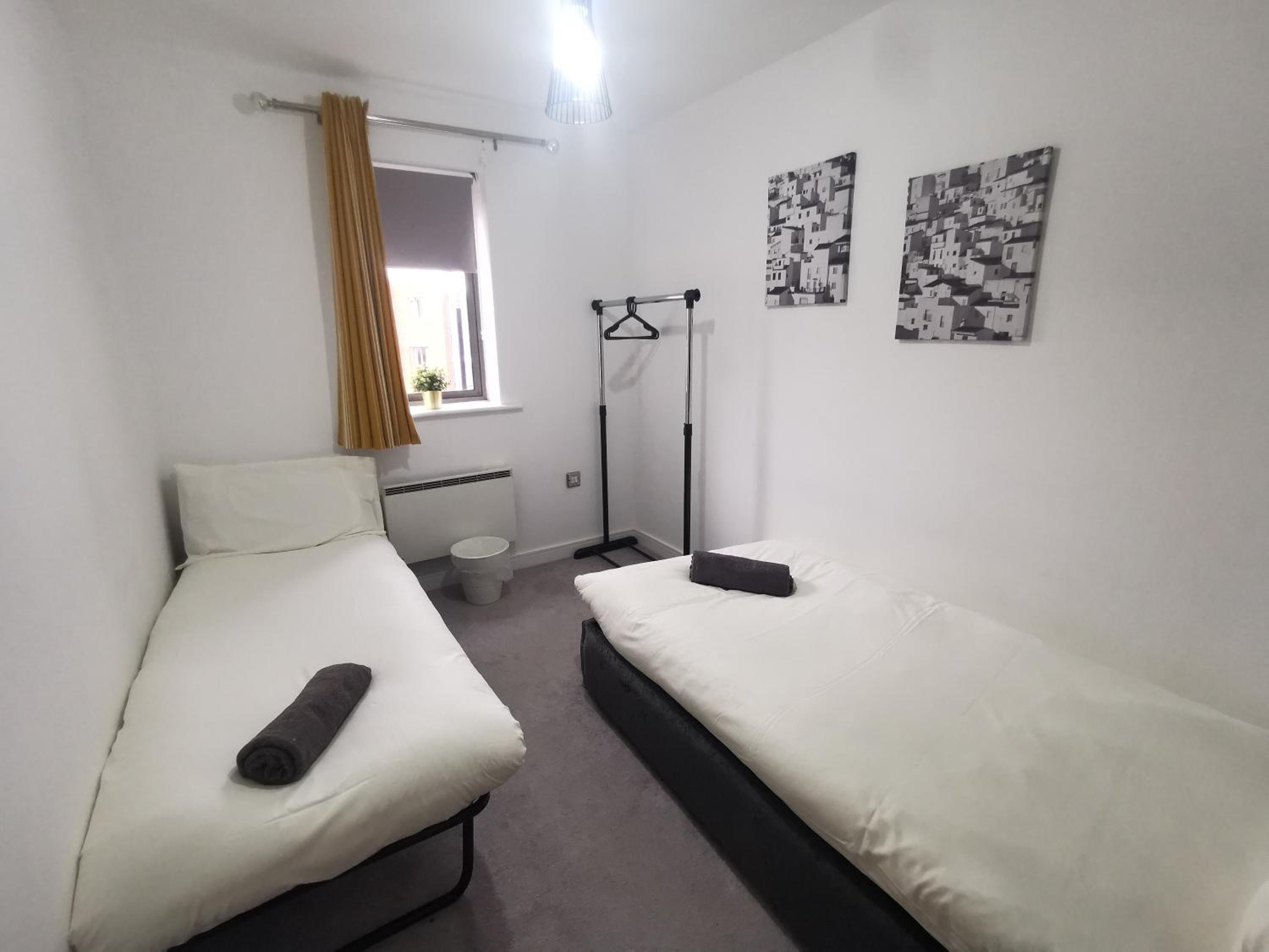 2 Bedroom 2 Bath Apartment, sleeps 4, Town Centre view 3