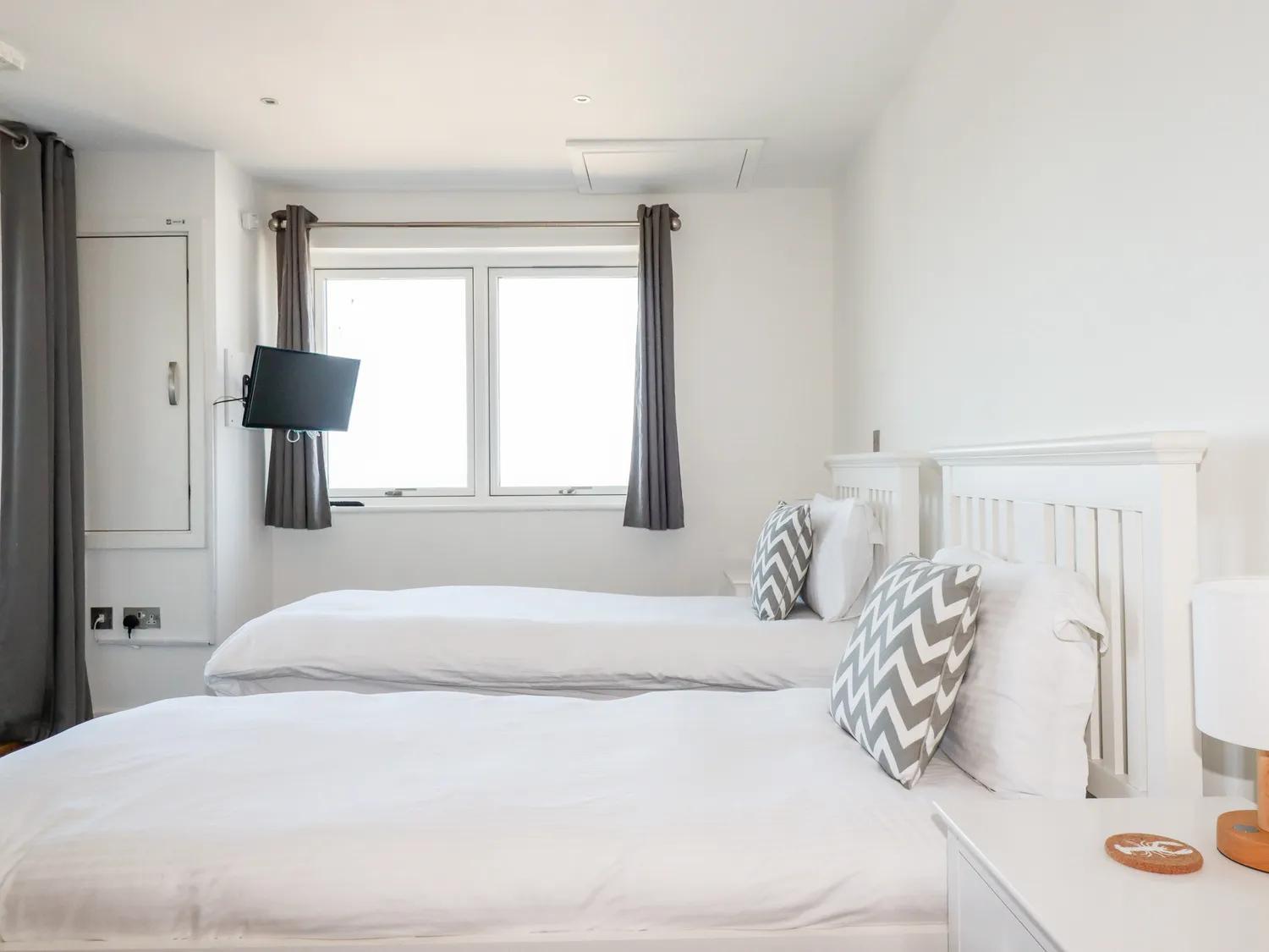 2 Bed Penthouse apartment overlooking Fistral Beach - STAYSEEKERS