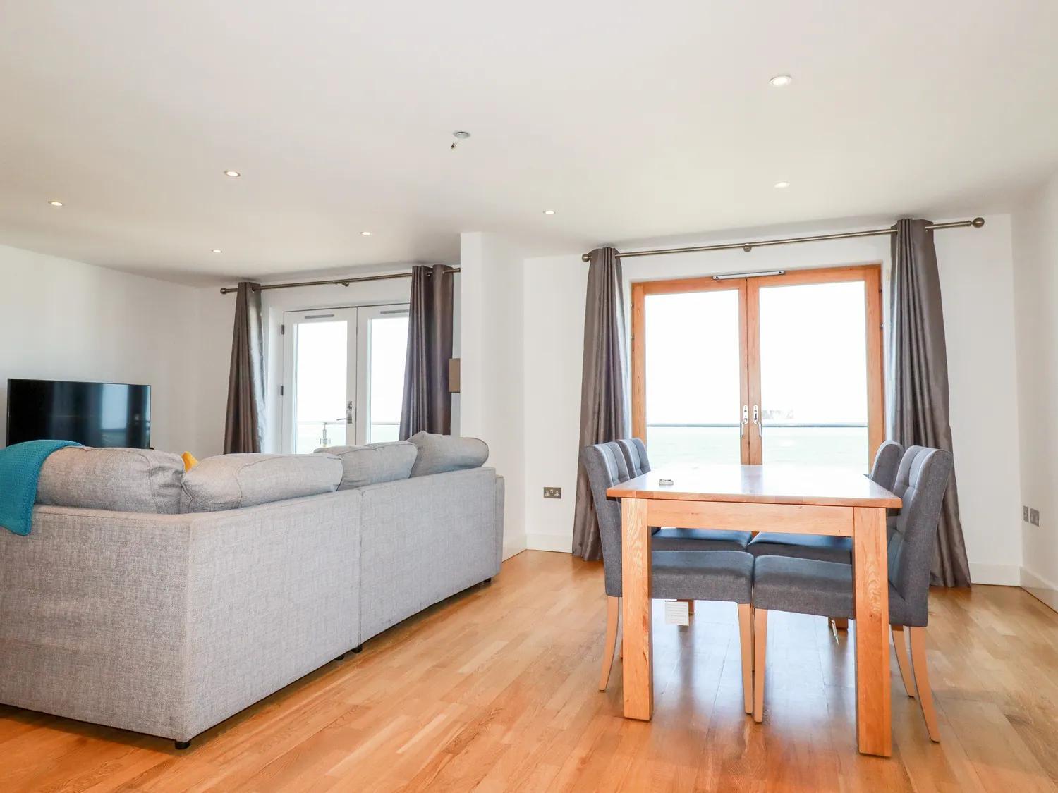 2 Bed Penthouse apartment overlooking Fistral Beach - STAYSEEKERS