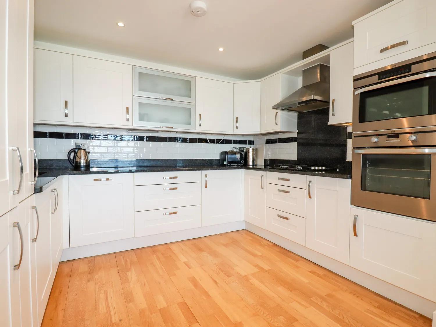 2 Bed Penthouse apartment overlooking Fistral Beach - STAYSEEKERS