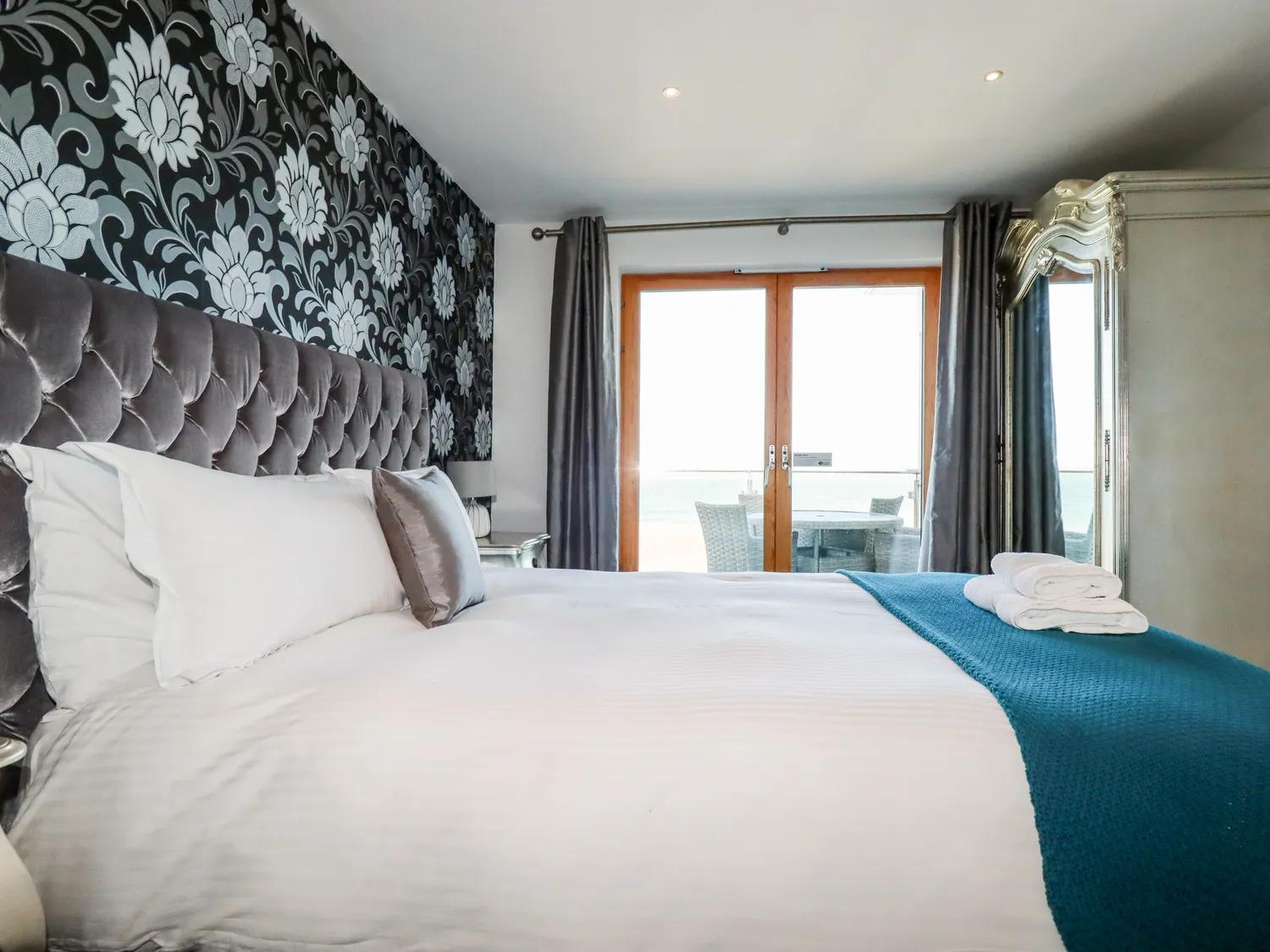 2 Bed Penthouse apartment overlooking Fistral Beach - STAYSEEKERS