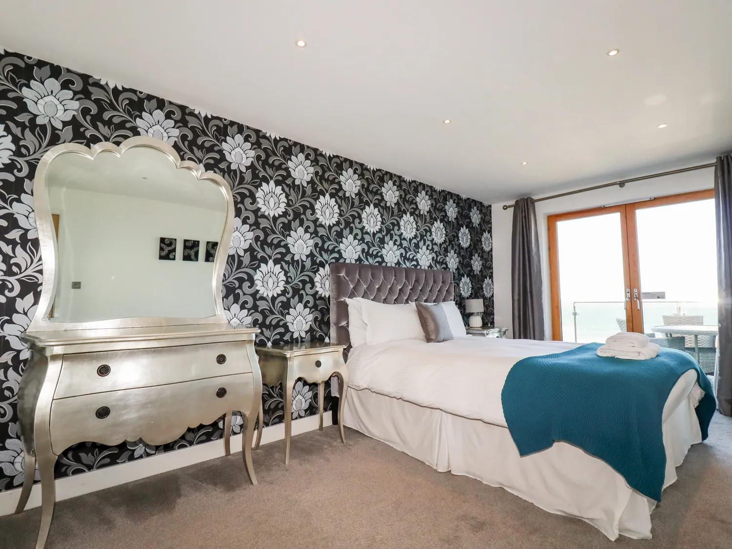 2 Bed Penthouse apartment overlooking Fistral Beach - STAYSEEKERS