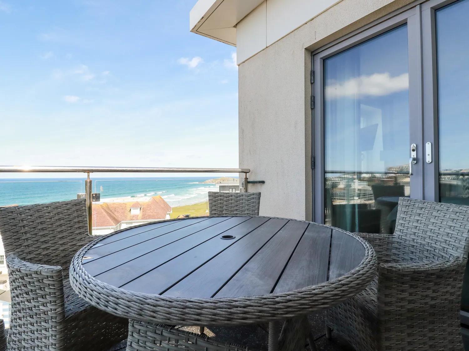 2 Bed Penthouse apartment overlooking Fistral Beach - STAYSEEKERS