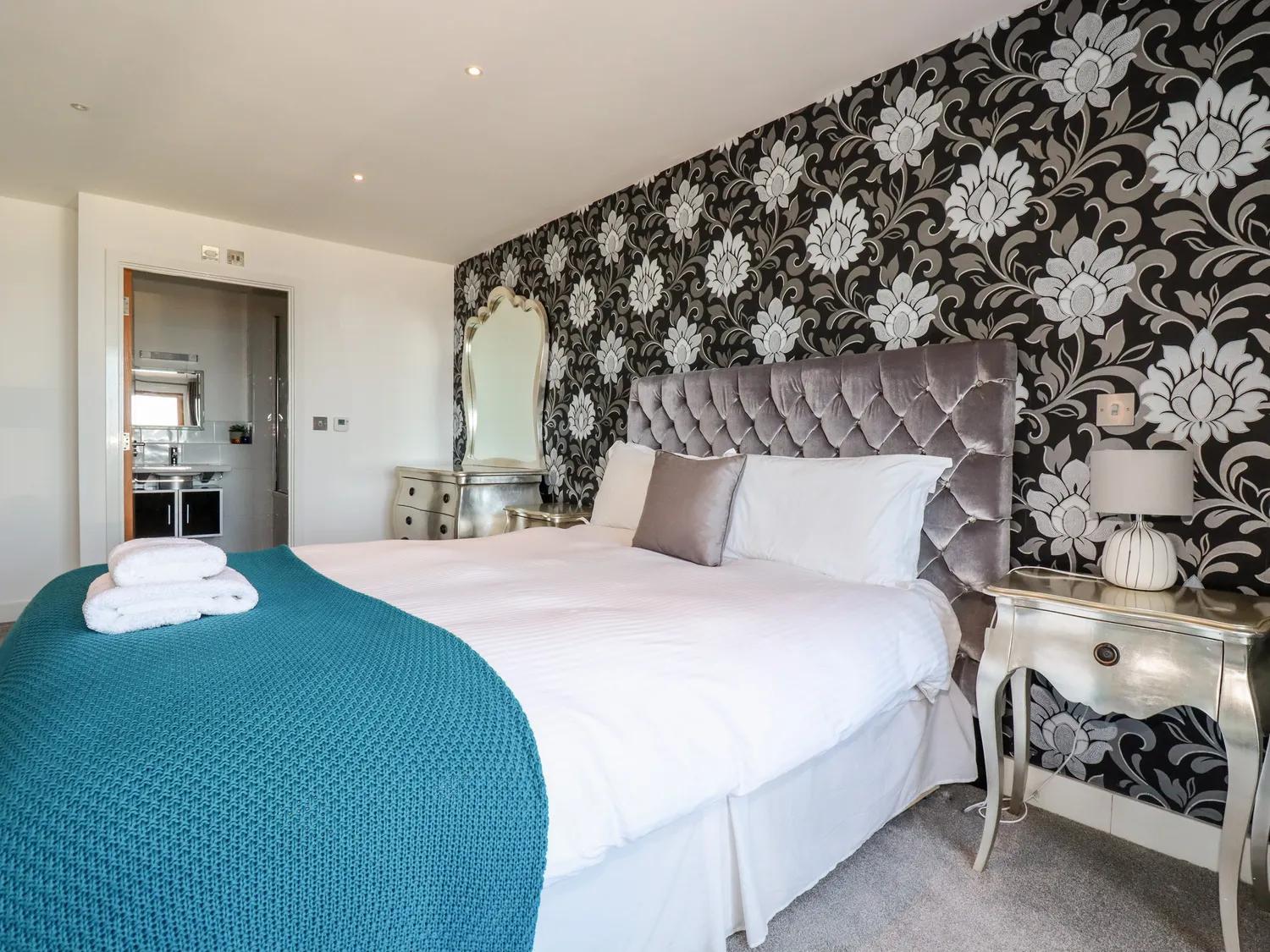 2 Bed Penthouse apartment overlooking Fistral Beach - STAYSEEKERS