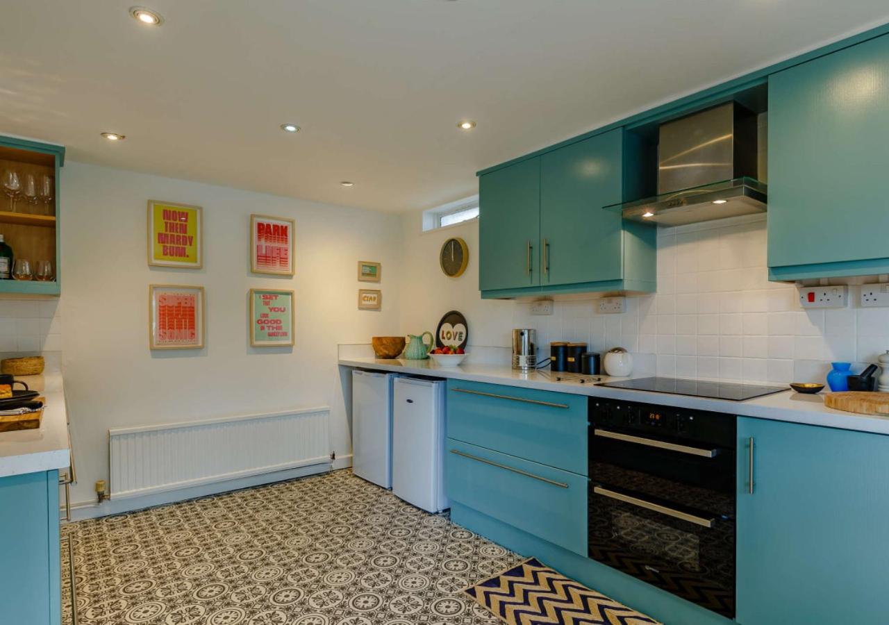 4 Bed in Mawgan Porth oc-d26830