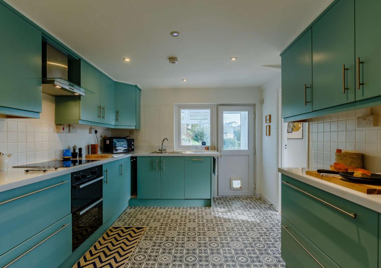 4 Bed in Mawgan Porth oc-d26830