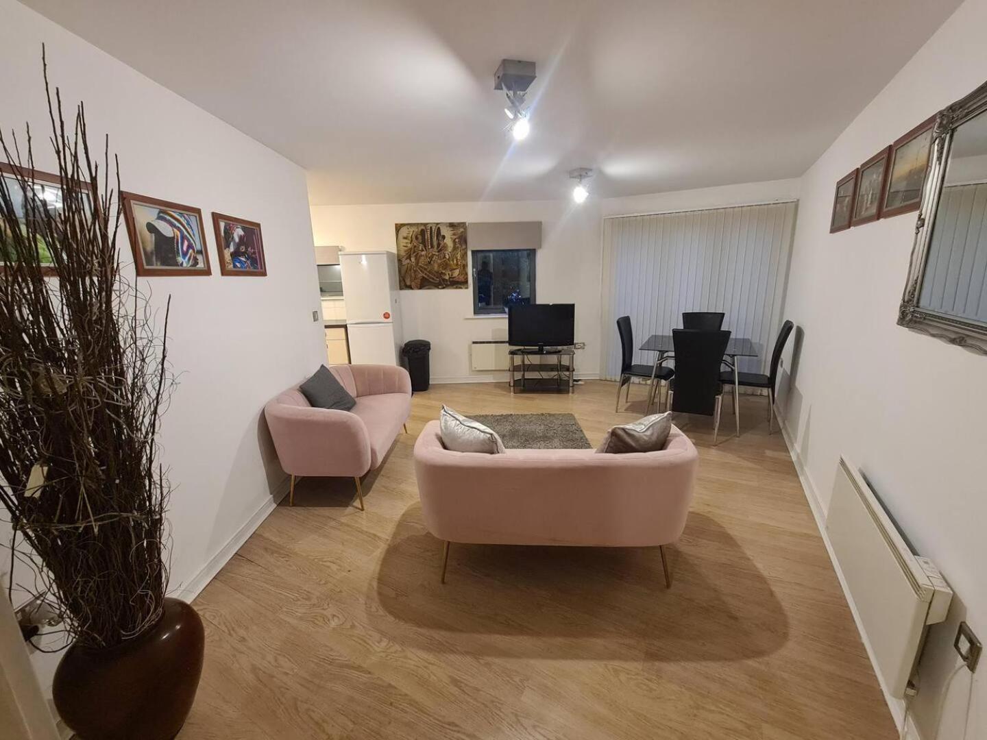 2 Bedroom 2 Bath Apartment, sleeps 4, Town Centre view 4