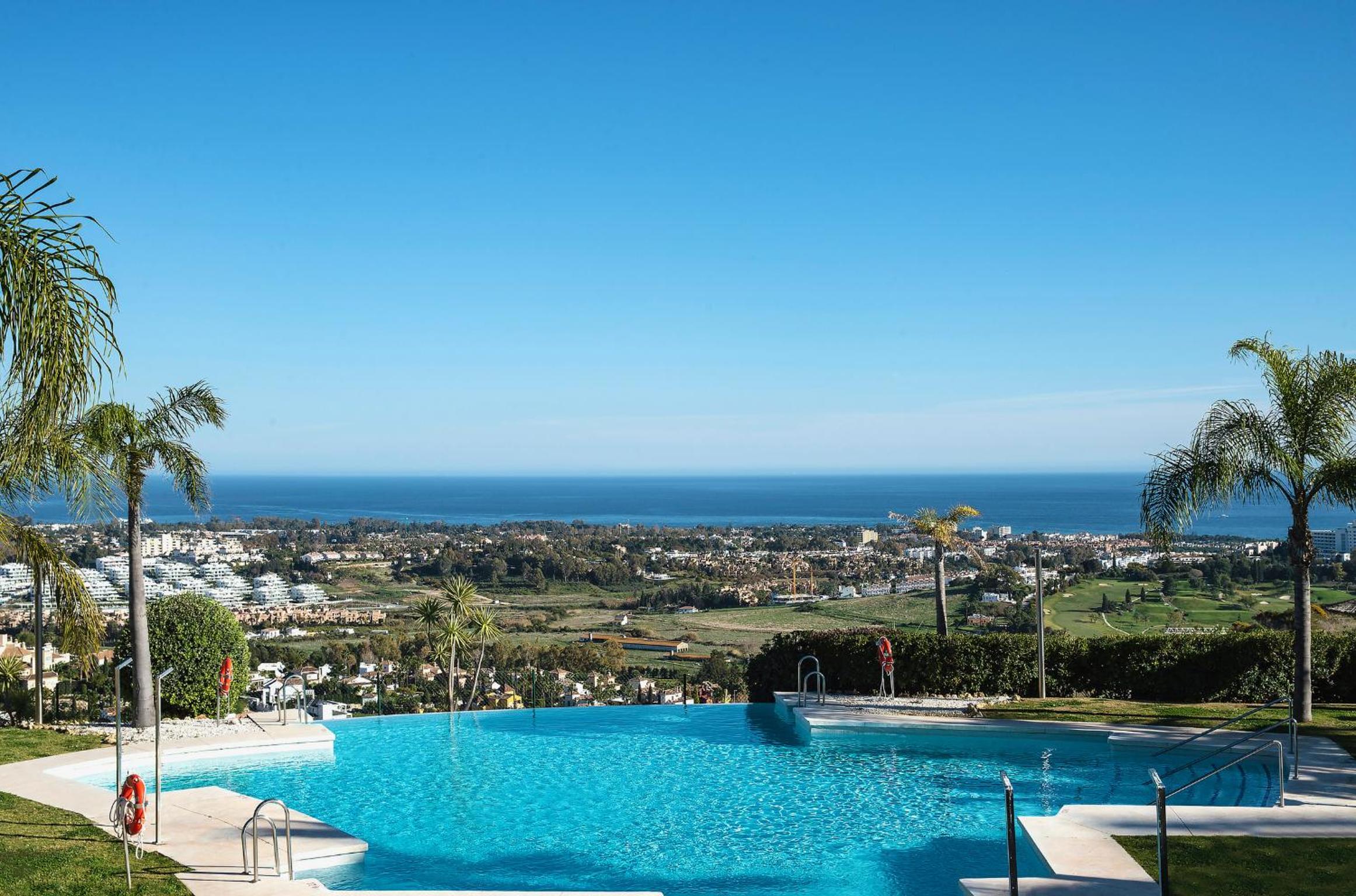 Wonderful 3-bedroom apartment with garden and amazing views Hacienda Senorio Cifuentes Marbella