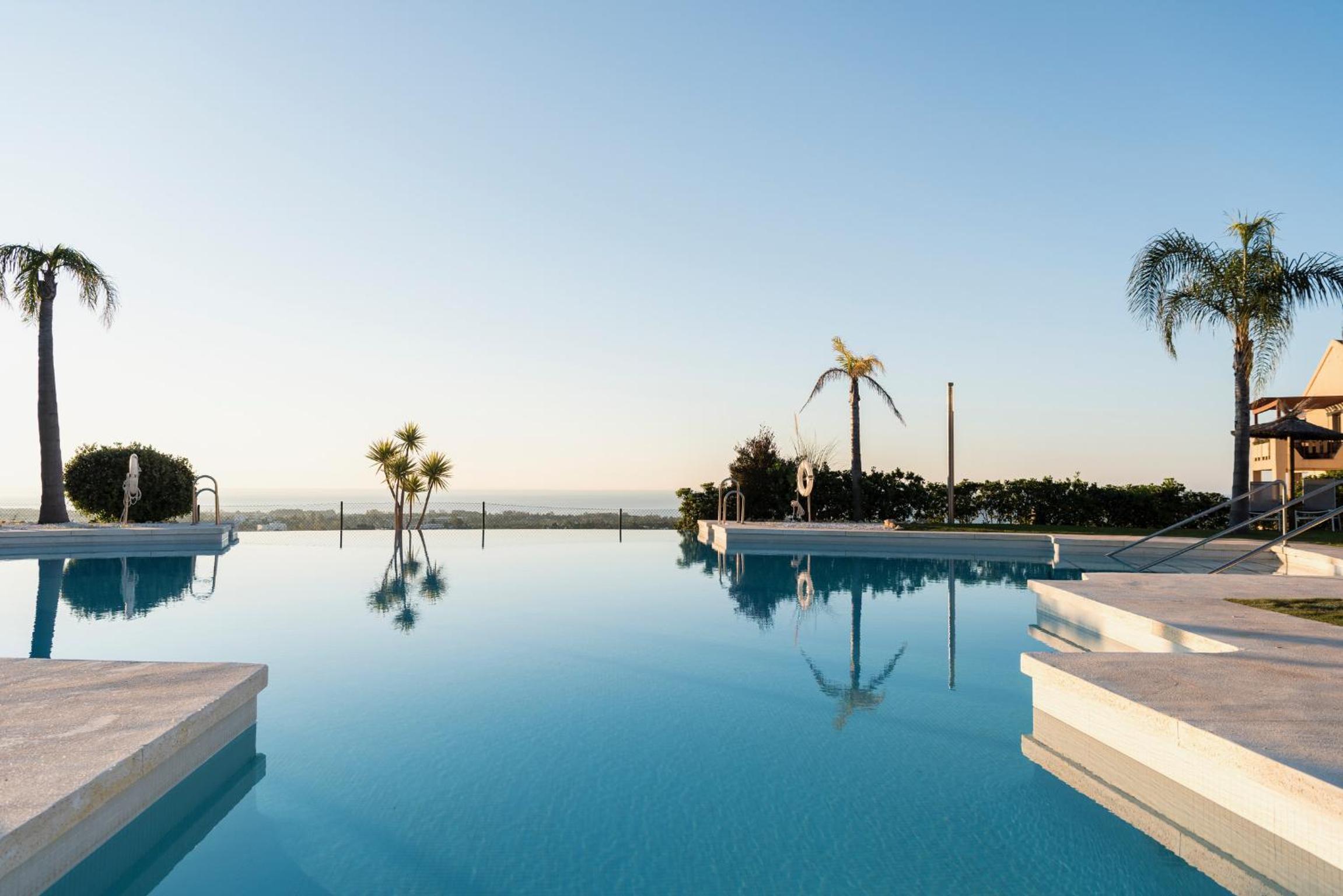Wonderful 3-bedroom apartment with garden and amazing views Hacienda Senorio Cifuentes Marbella