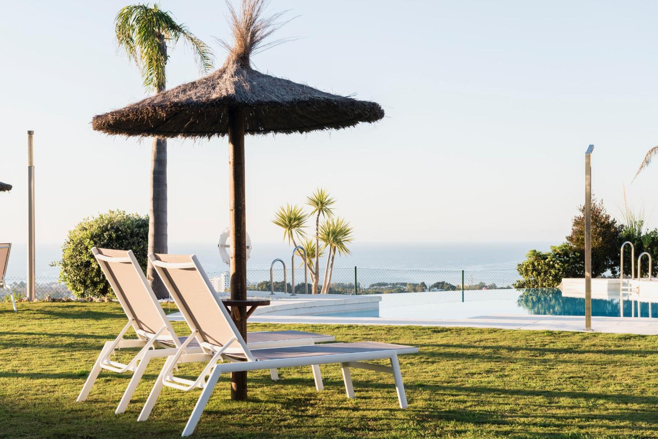 Wonderful 3-bedroom apartment with garden and amazing views Hacienda Senorio Cifuentes Marbella