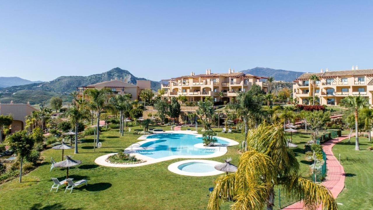 Wonderful 3-bedroom apartment with garden and amazing views Hacienda Senorio Cifuentes Marbella