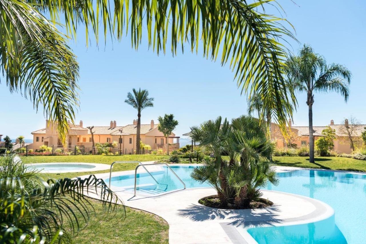 Wonderful 3-bedroom apartment with garden and amazing views Hacienda Senorio Cifuentes Marbella