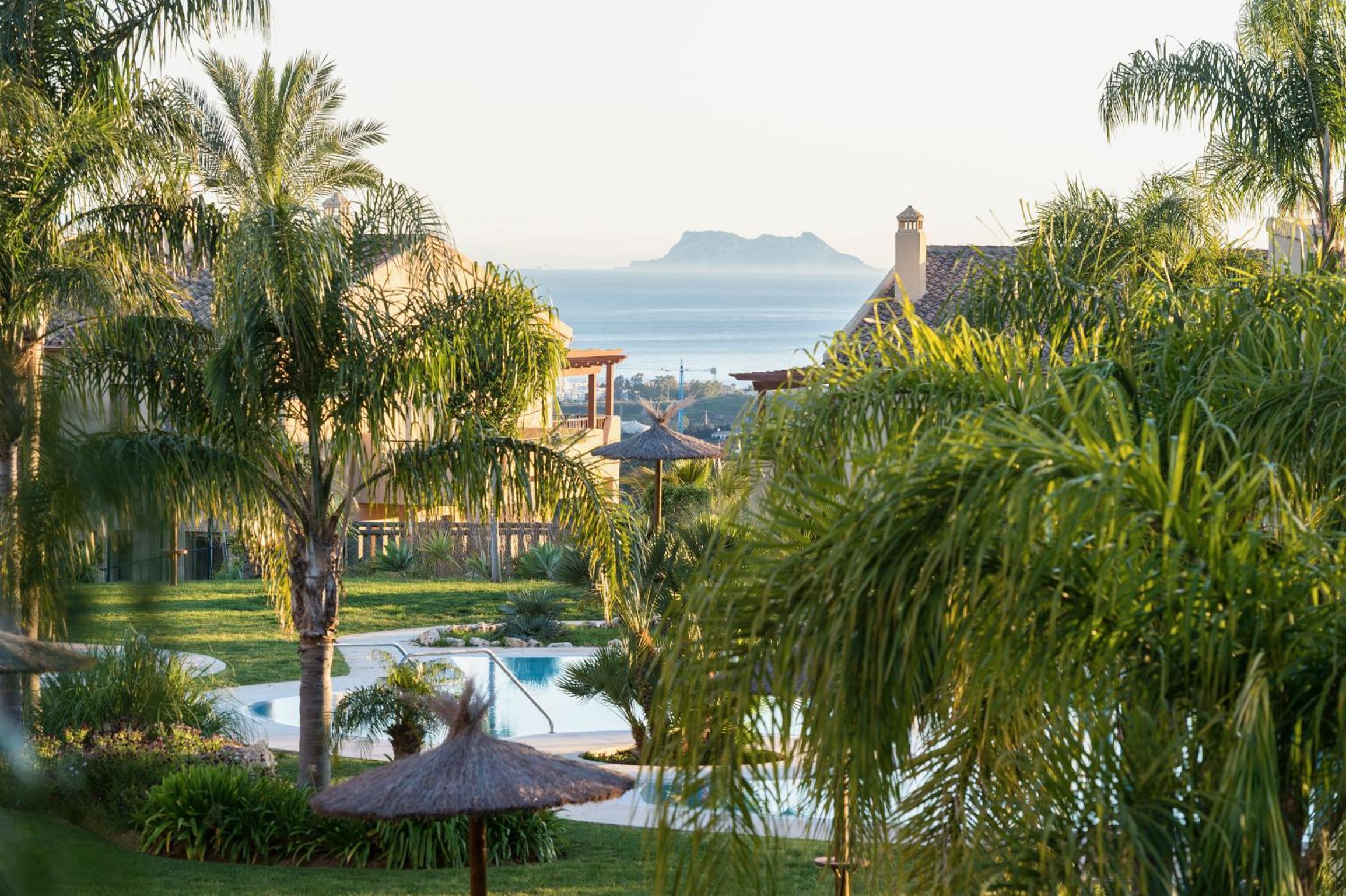 Wonderful 3-bedroom apartment with garden and amazing views Hacienda Senorio Cifuentes Marbella