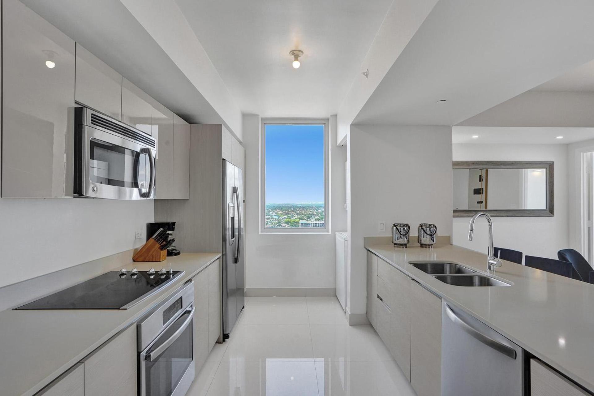 Stunning Beach Resort Large 4BR 3BA Condo 24 FL view 3