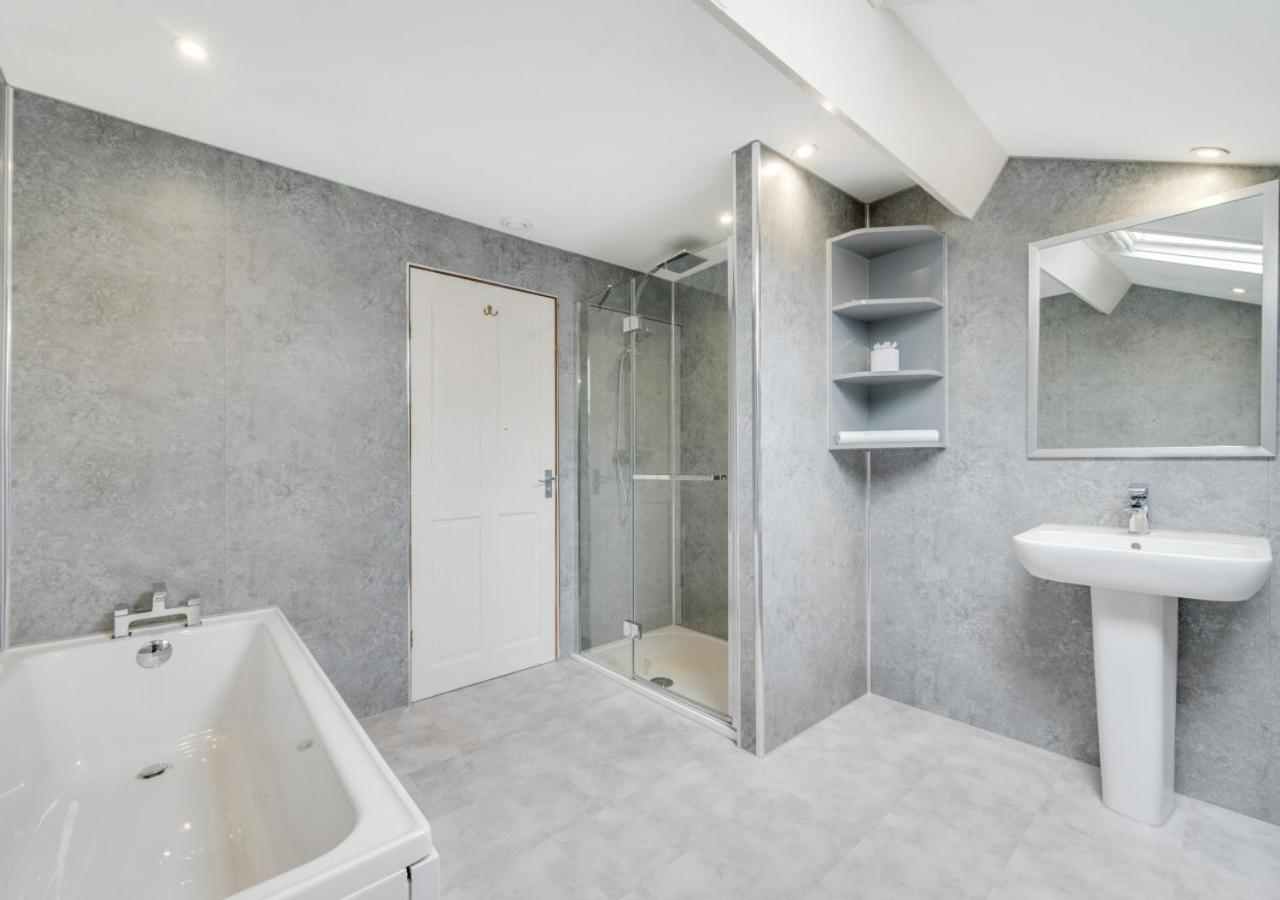 6 Bed in Tosside Near Settle oc-ds102