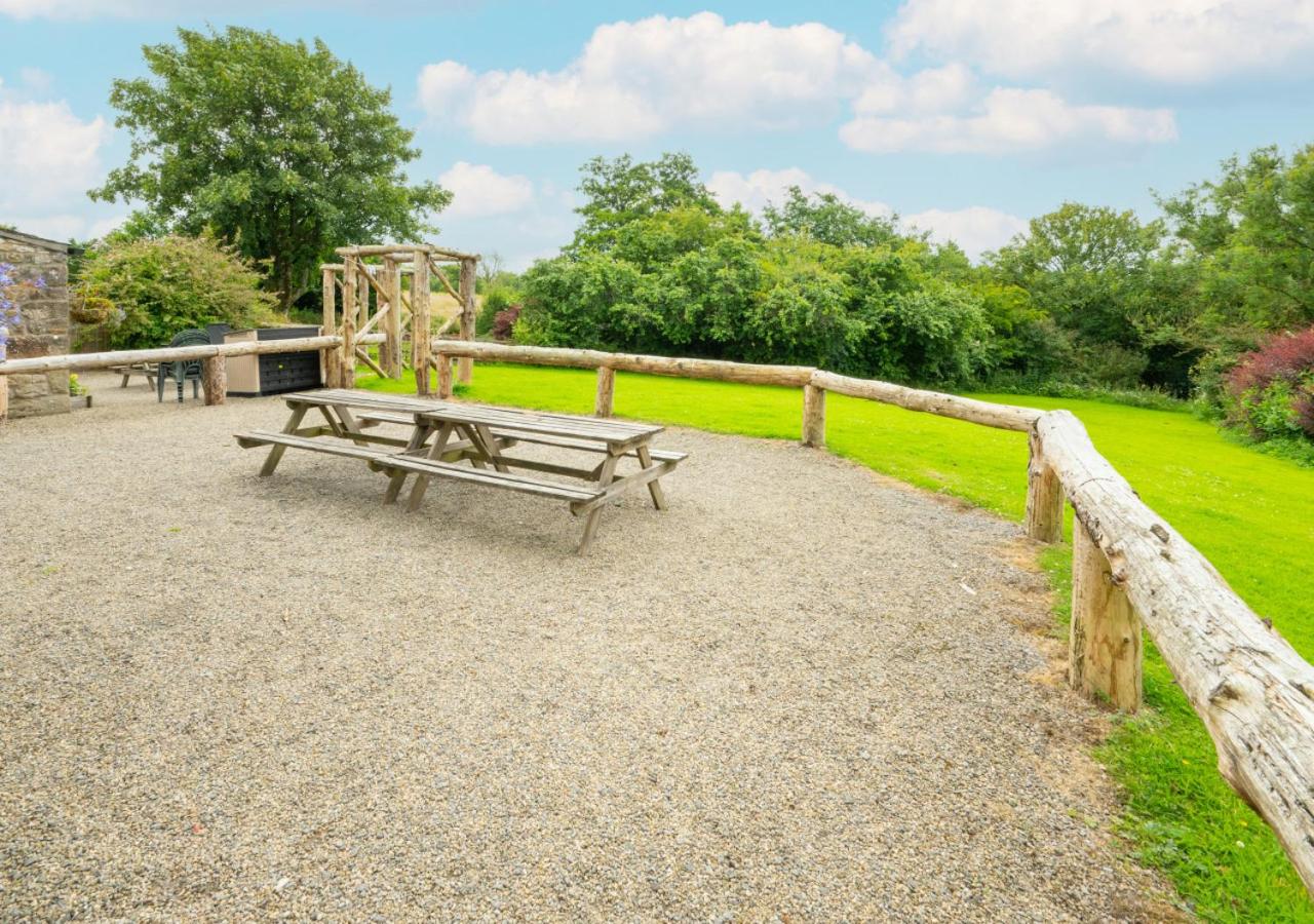 6 Bed in Tosside Near Settle oc-ds102
