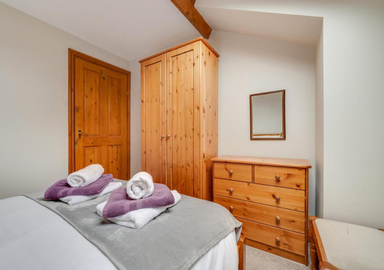 6 Bed in Tosside Near Settle oc-ds102