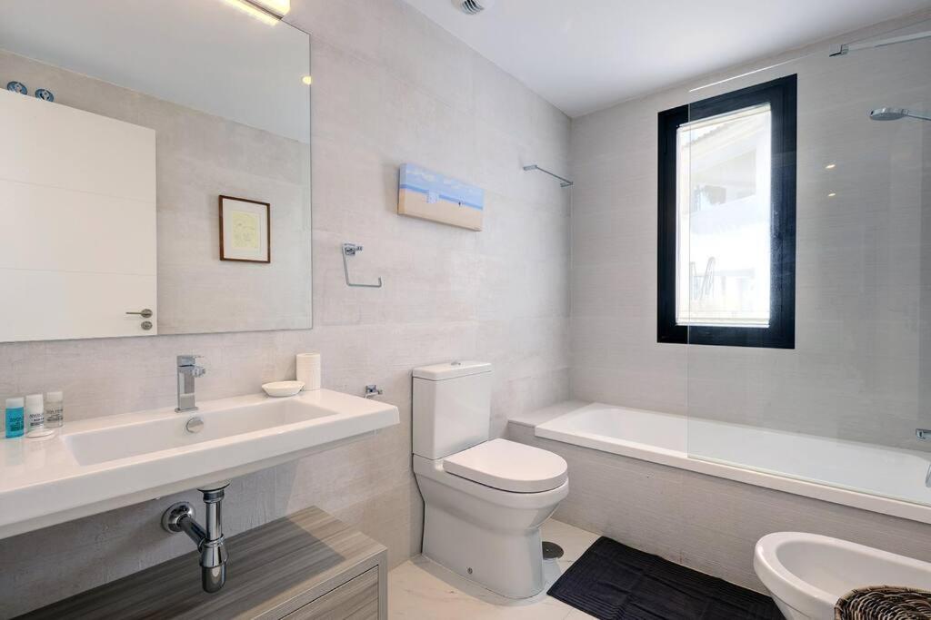 Ground floor 4 Bedroom Apartment @ Estepona Hills! view 3