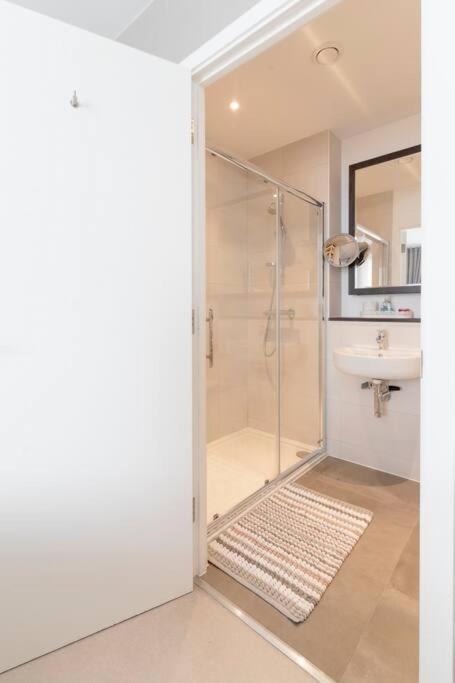 Lovely En-suite Flat with Balcony and Parking.